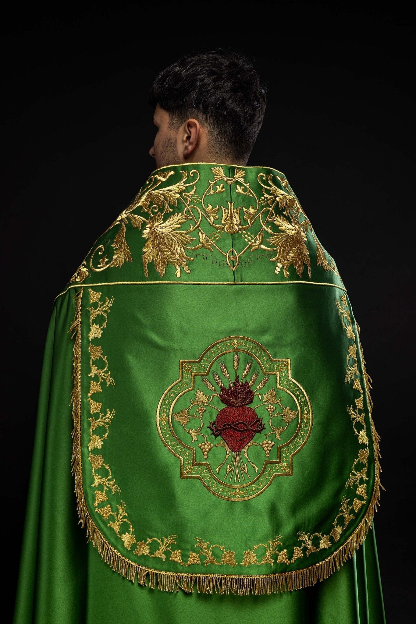 Cape romaine en satin vert avec cœur de Jésus brodé KKP/026/01/20 150cm - CHASUBLES.FR
