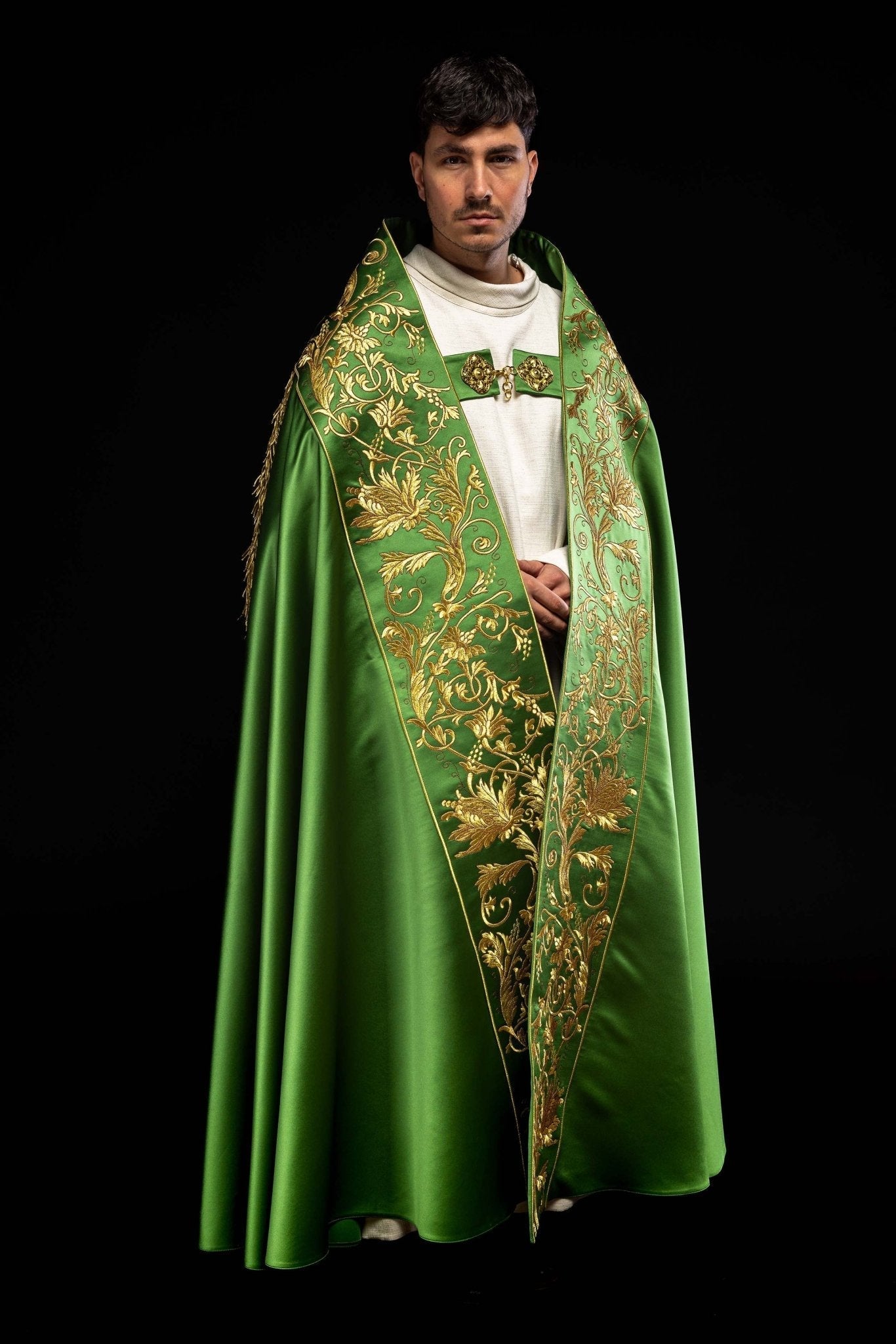 Cape romaine en satin vert avec cœur de Jésus brodé KKP/026/01/20 150cm - CHASUBLES.FR