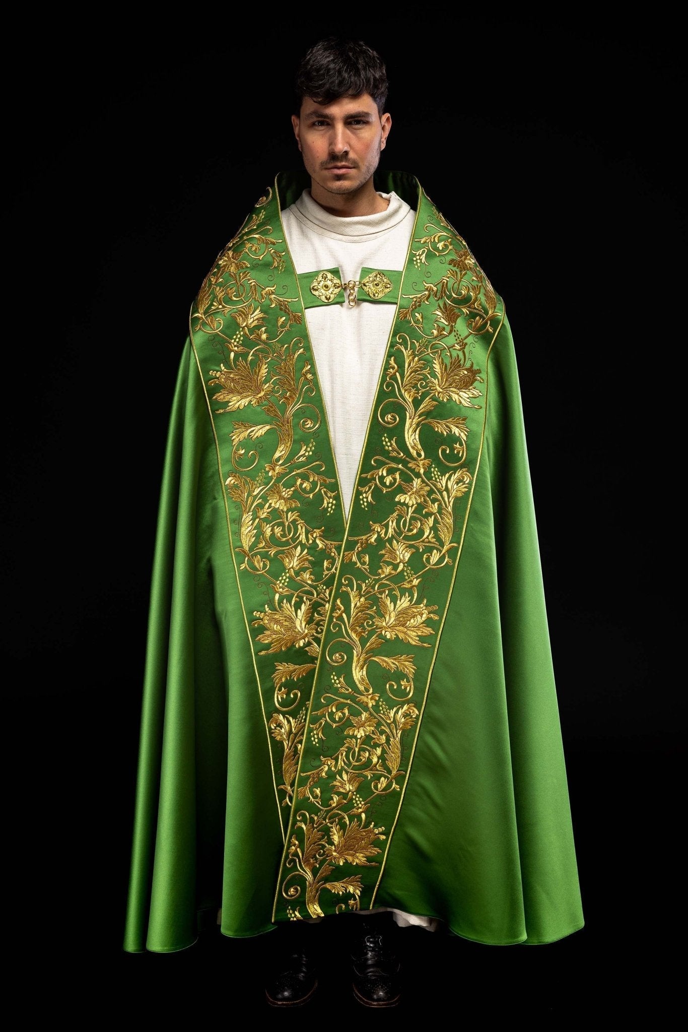 Cape romaine en satin vert avec cœur de Jésus brodé KKP/026/01/20 150cm - CHASUBLES.FR