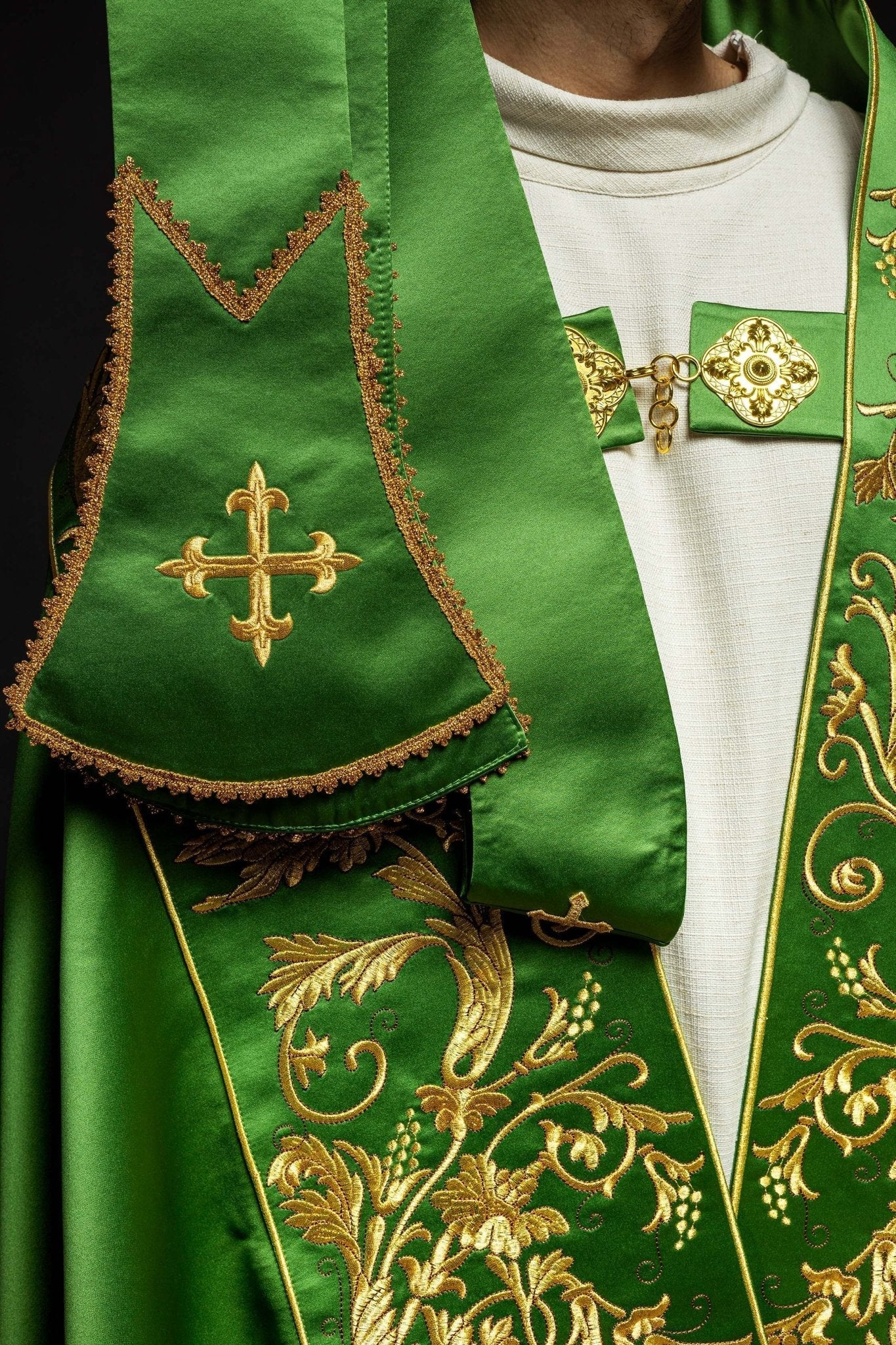 Cape romaine en satin vert avec cœur de Jésus brodé KKP/026/01/20 150cm - CHASUBLES.FR