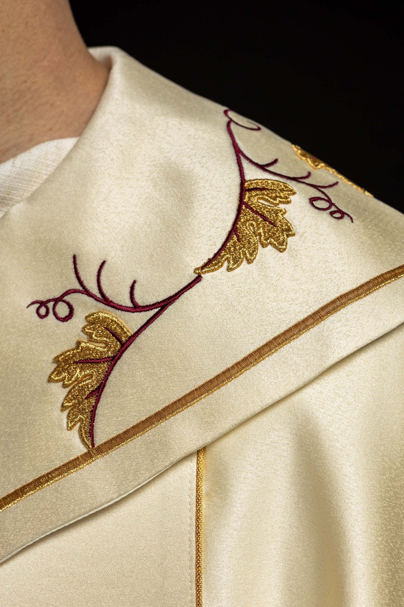 Casquette avec motif IHS et raisins en écru KKP/001/05/20 ECRU SAT.POMPON 150cm - CHASUBLES.FR
