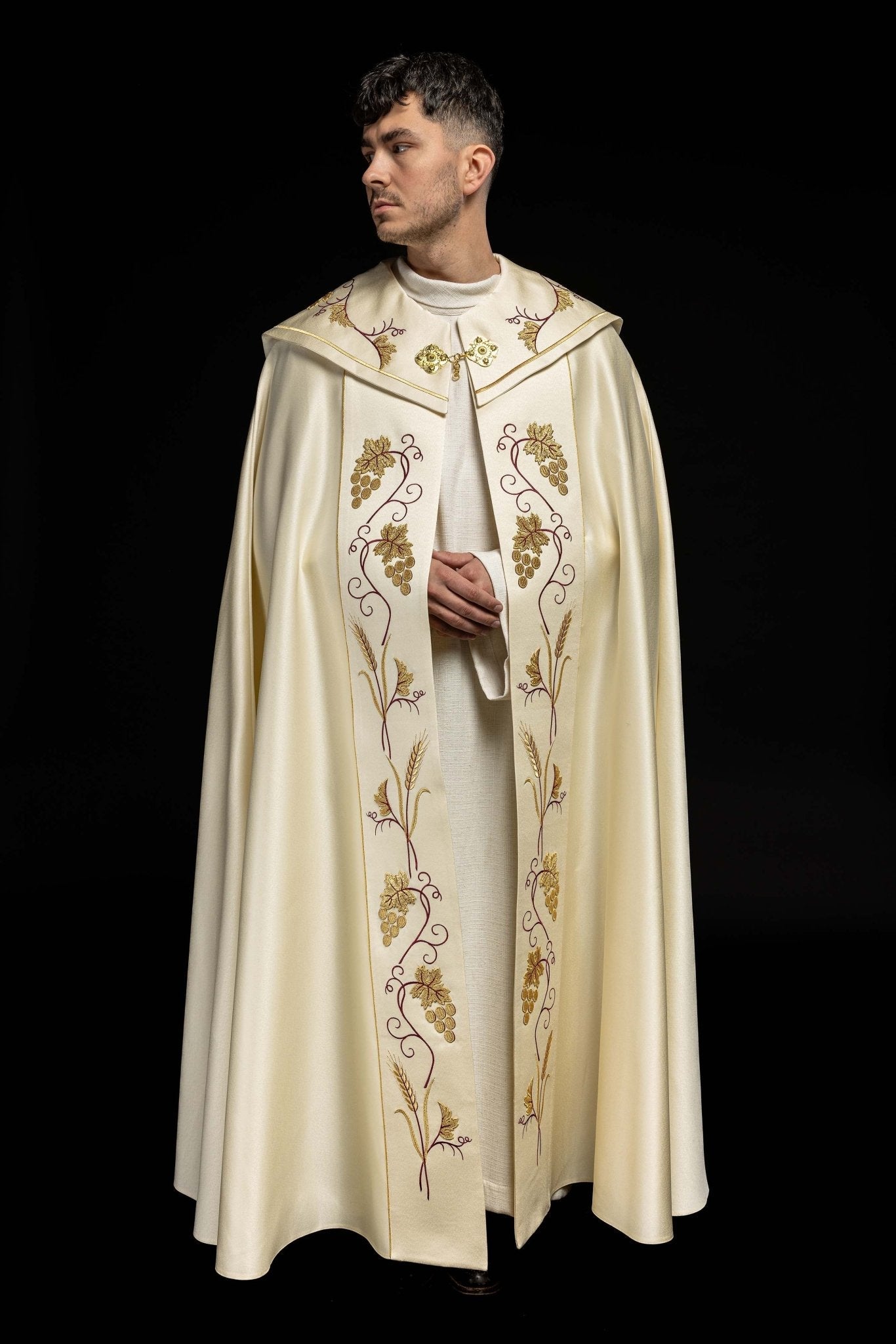 Casquette avec motif IHS et raisins en écru KKP/001/05/20 ECRU SAT.POMPON 150cm - CHASUBLES.FR