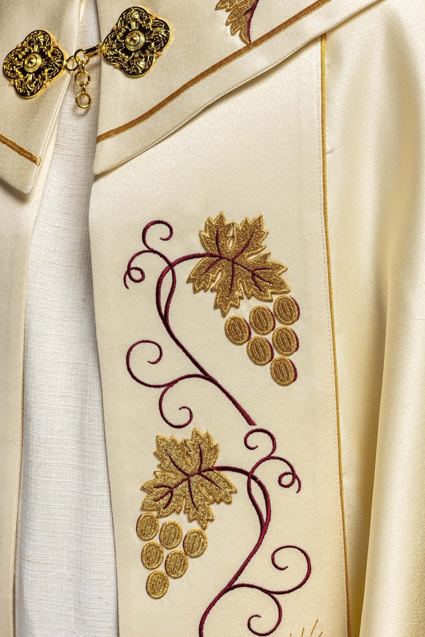 Casquette avec motif IHS et raisins en écru KKP/001/05/20 ECRU SAT.POMPON 150cm - CHASUBLES.FR