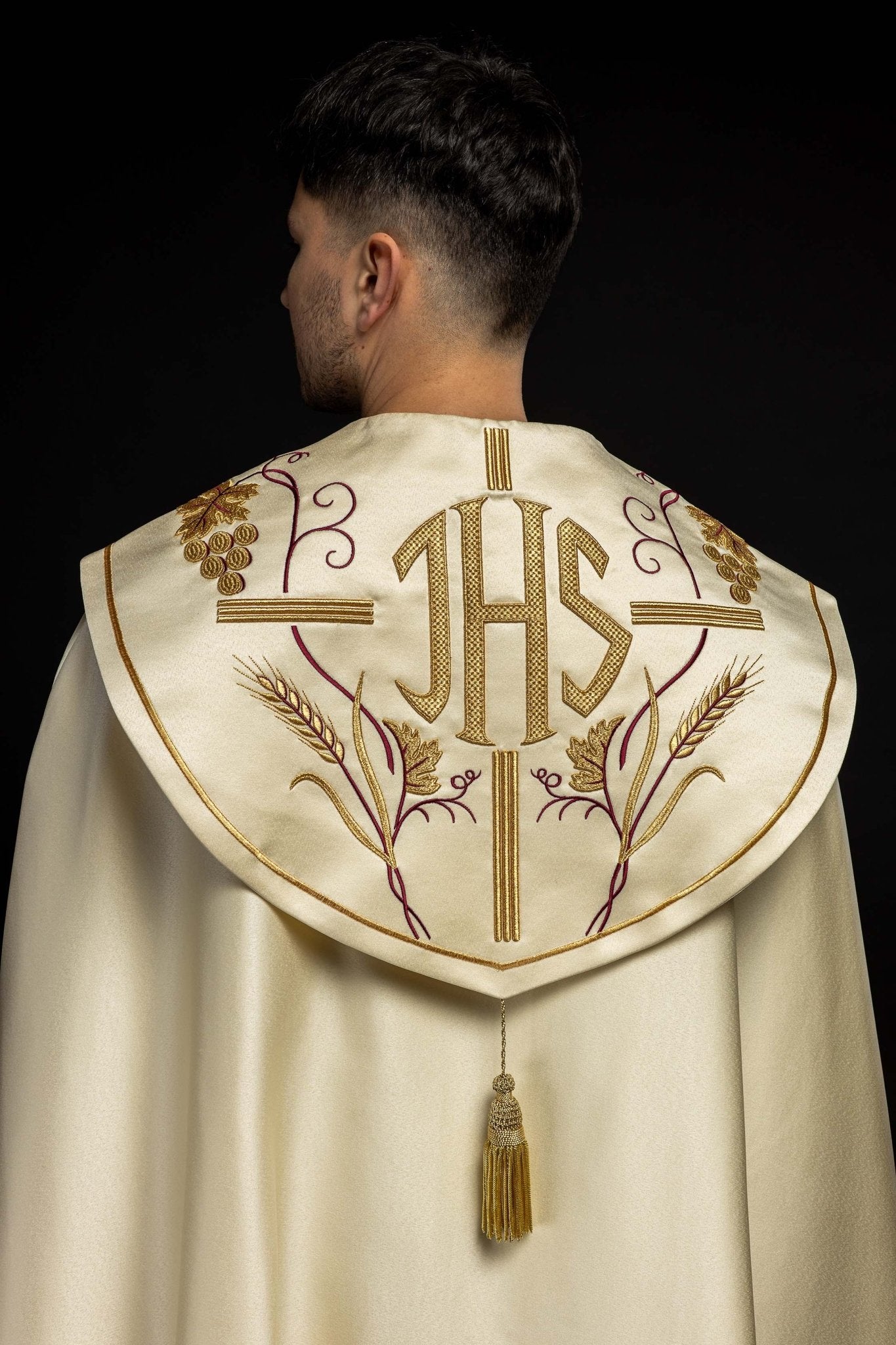 Casquette avec motif IHS et raisins en écru KKP/001/05/20 ECRU SAT.POMPON 150cm - CHASUBLES.FR