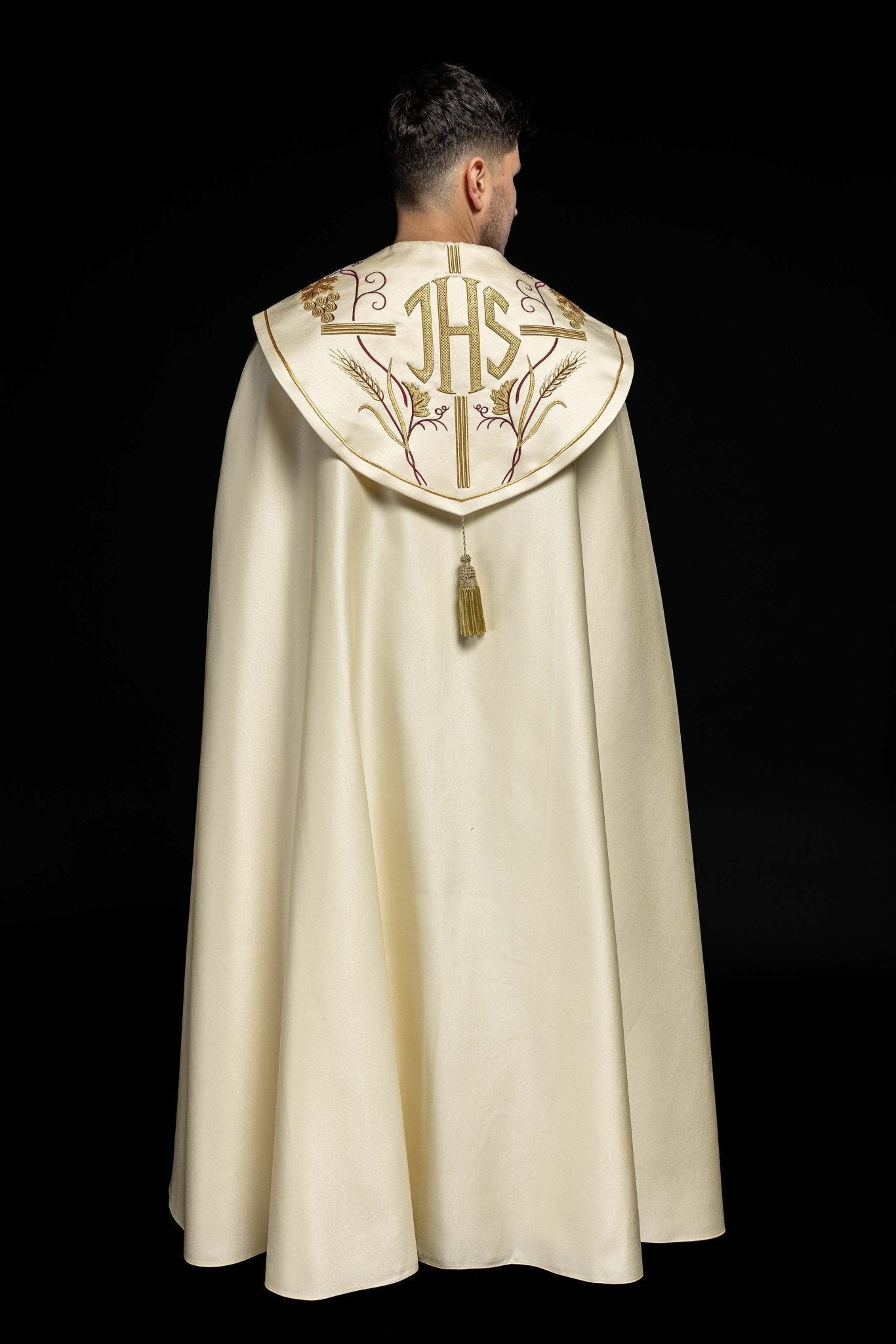 Casquette avec motif IHS et raisins en écru KKP/001/05/20 ECRU SAT.POMPON 150cm - CHASUBLES.FR
