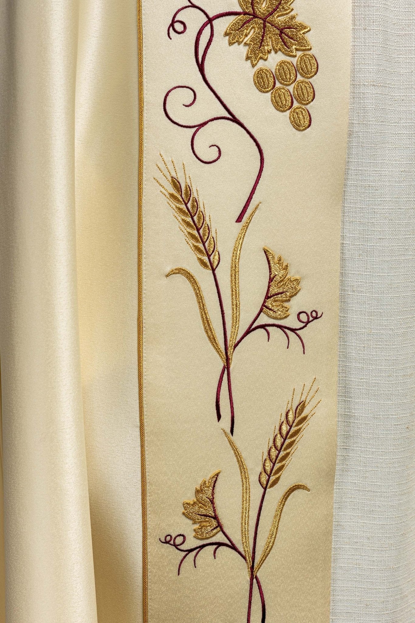 Casquette avec motif IHS et raisins en écru KKP/001/05/20 ECRU SAT.POMPON 150cm - CHASUBLES.FR