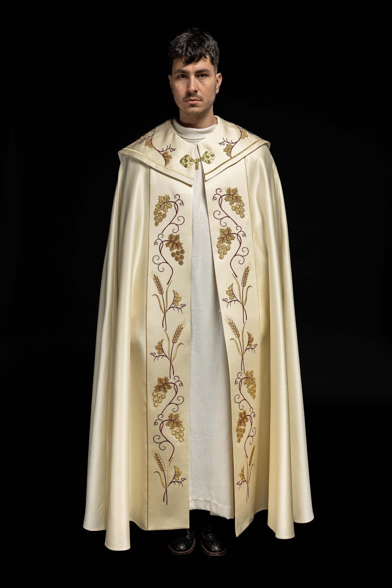 Casquette avec motif IHS et raisins en écru KKP/001/05/20 ECRU SAT.POMPON 150cm - CHASUBLES.FR