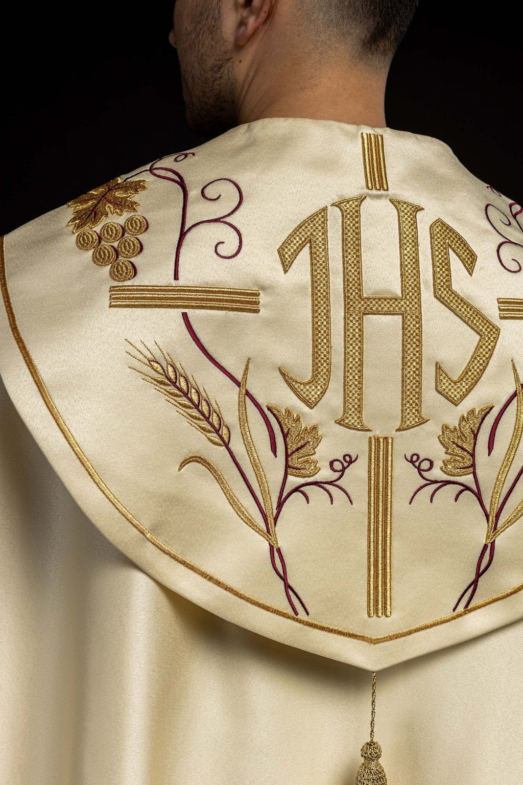 Casquette avec motif IHS et raisins en écru KKP/001/05/20 ECRU SAT.POMPON 150cm - CHASUBLES.FR
