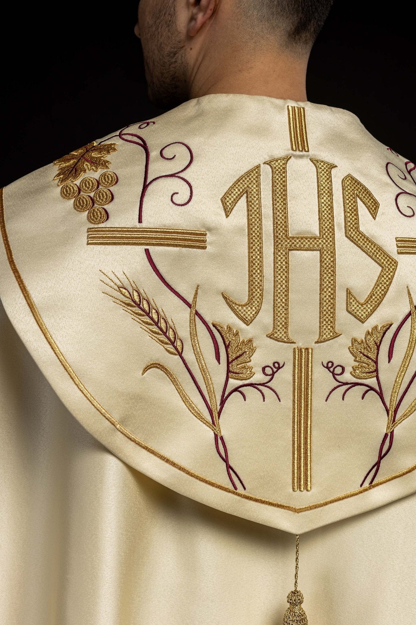 Casquette avec motif IHS et raisins en écru KKP/001/05/20 ECRU SAT.POMPON 150cm - CHASUBLES.FR