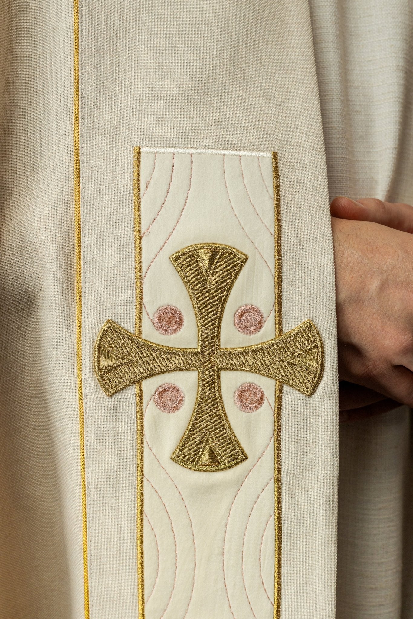 Chape avec croix dorées brodées et velours écru S - 3068 - 05 - 70 145cm - CHASUBLES.FR