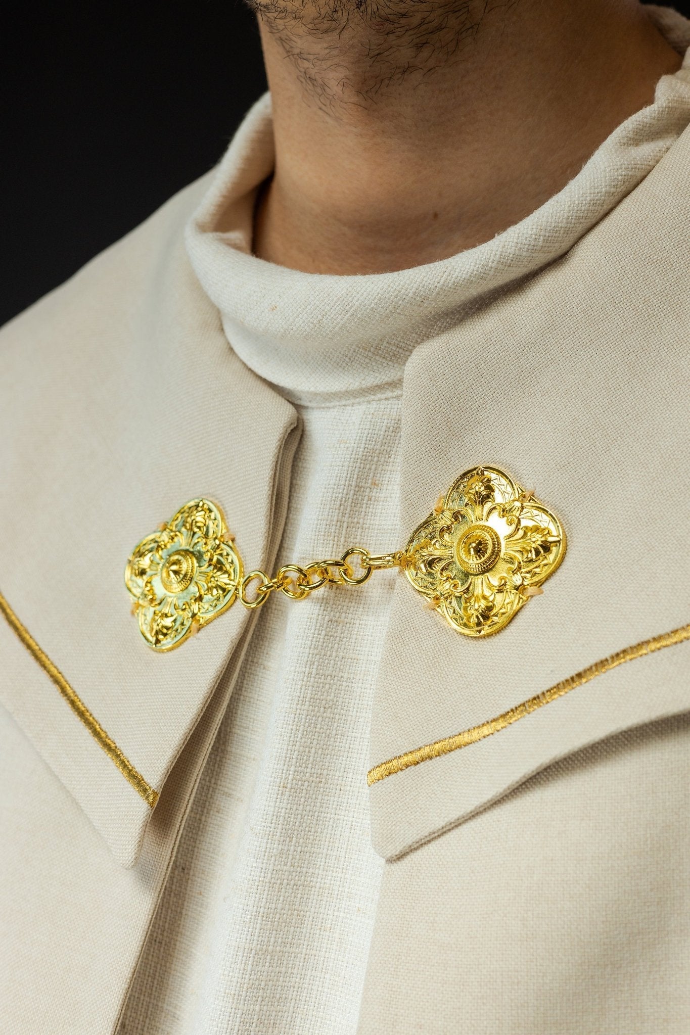 Chape avec croix dorées brodées et velours écru S - 3068 - 05 - 70 145cm - CHASUBLES.FR