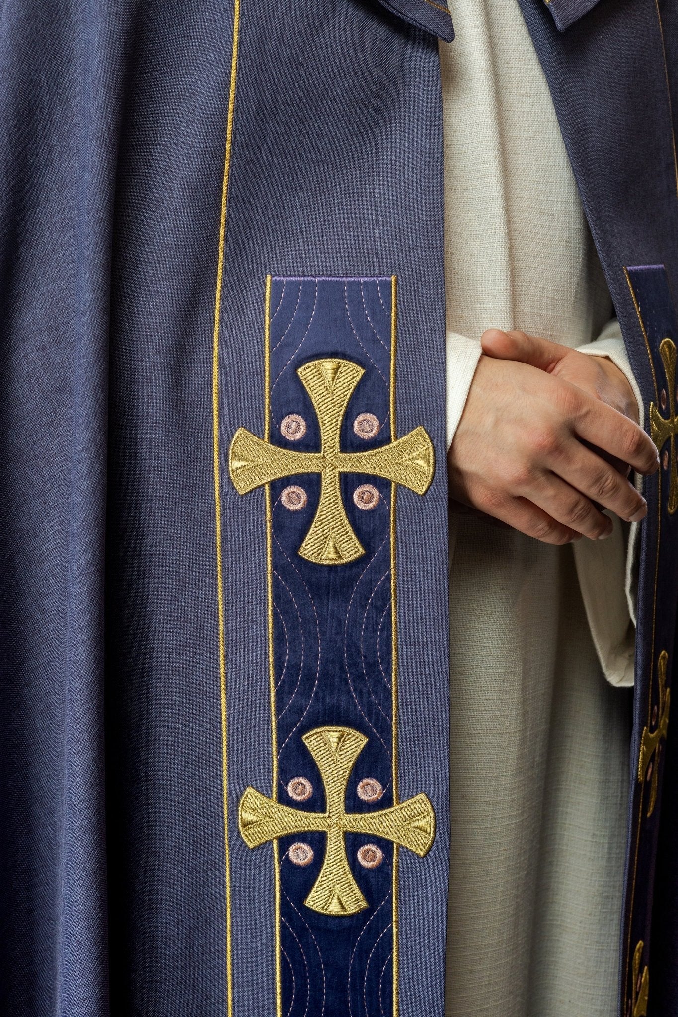 Chape avec croix dorées brodées et velours violet S - 3068 - 03 - 70 145cm - CHASUBLES.FR