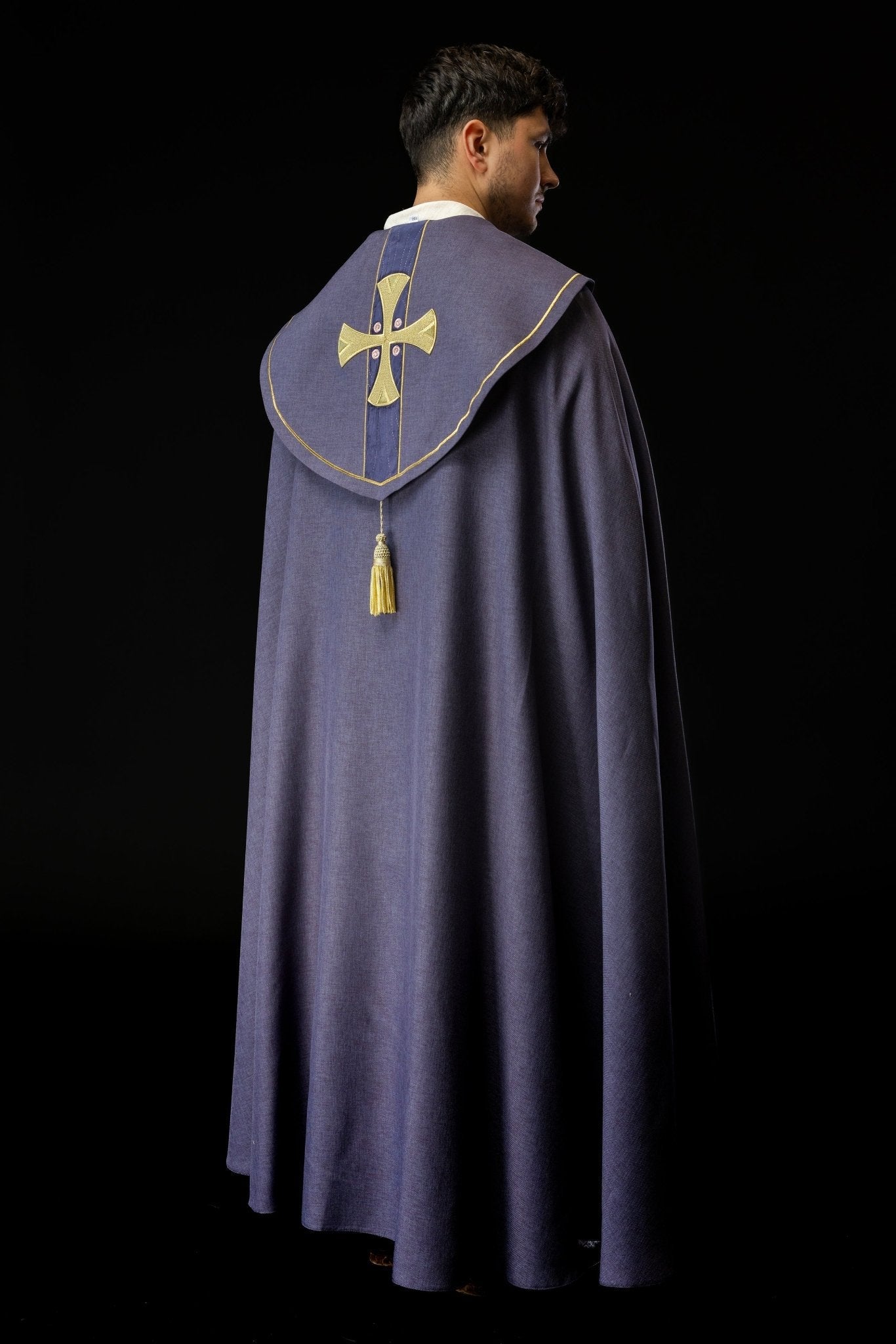 Chape avec croix dorées brodées et velours violet S - 3068 - 03 - 70 145cm - CHASUBLES.FR