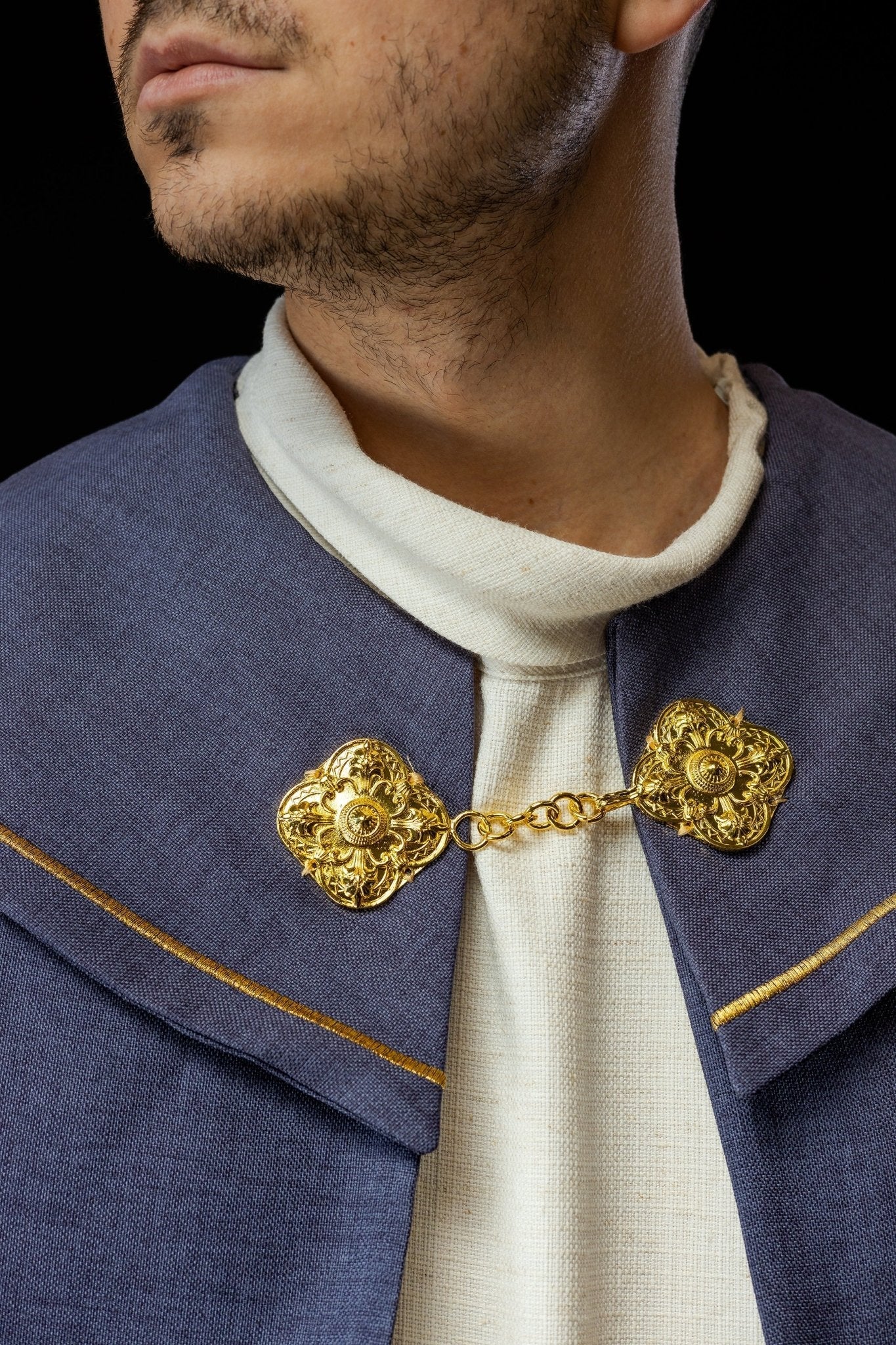 Chape avec croix dorées brodées et velours violet S - 3068 - 03 - 70 145cm - CHASUBLES.FR
