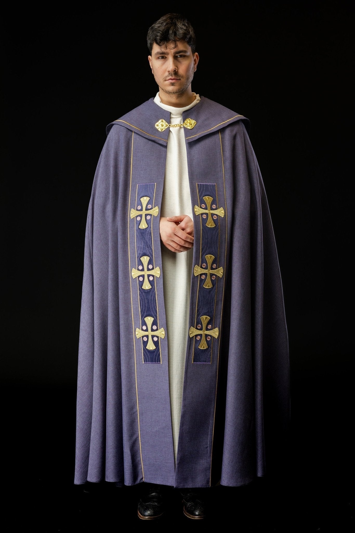 Chape avec croix dorées brodées et velours violet S - 3068 - 03 - 70 145cm - CHASUBLES.FR