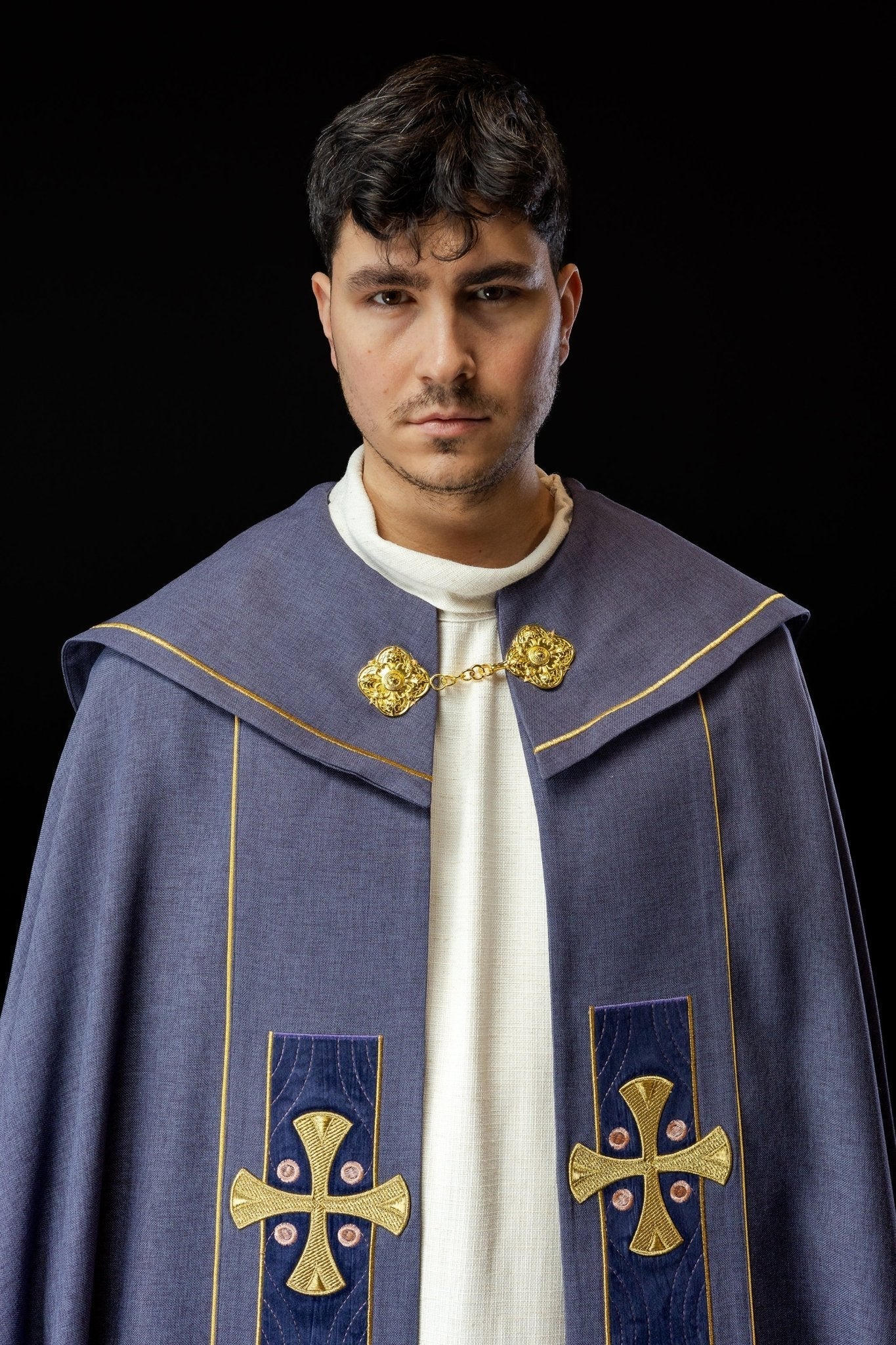 Chape avec croix dorées brodées et velours violet S - 3068 - 03 - 70 145cm - CHASUBLES.FR