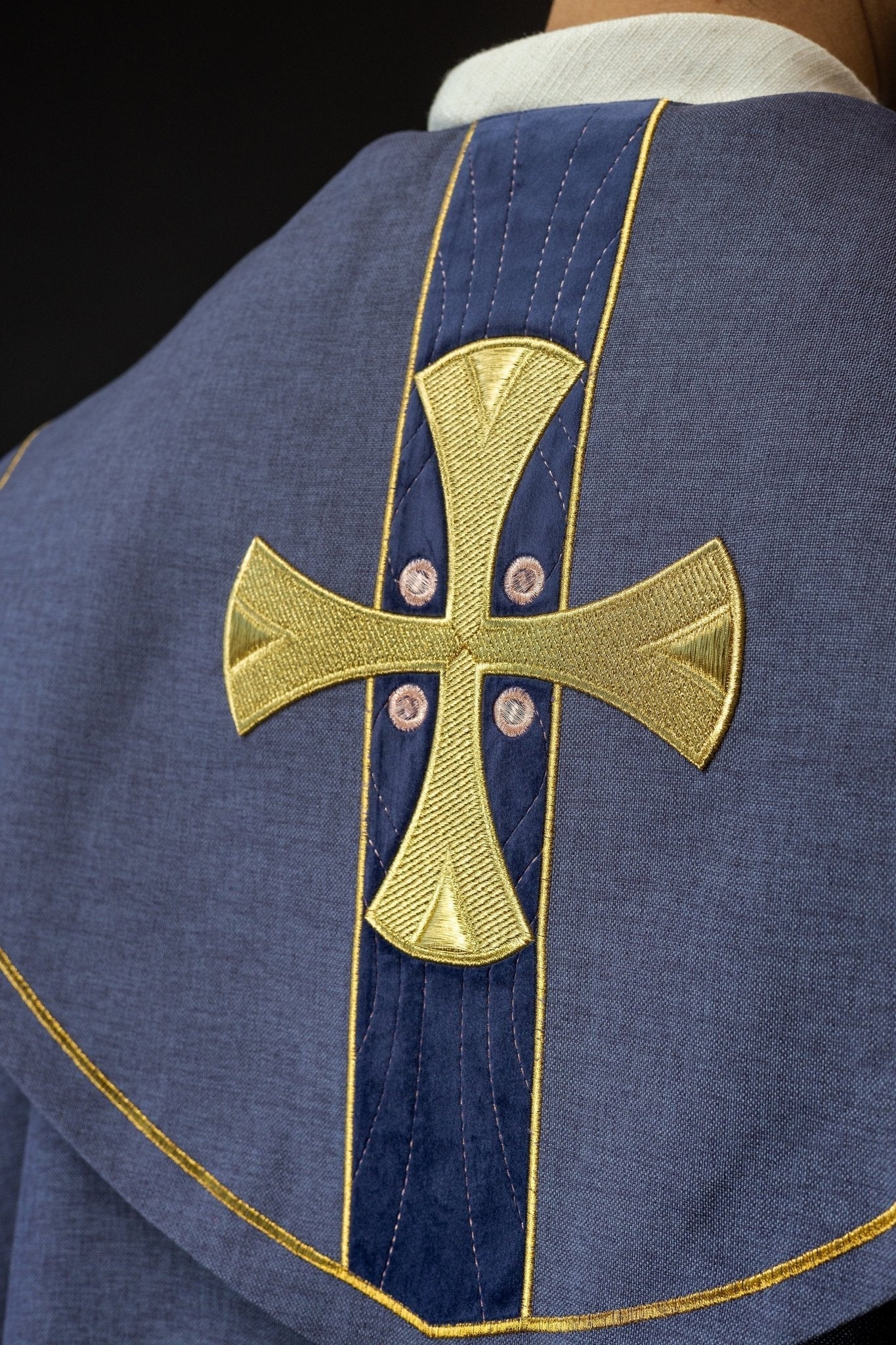 Chape avec croix dorées brodées et velours violet S - 3068 - 03 - 70 145cm - CHASUBLES.FR