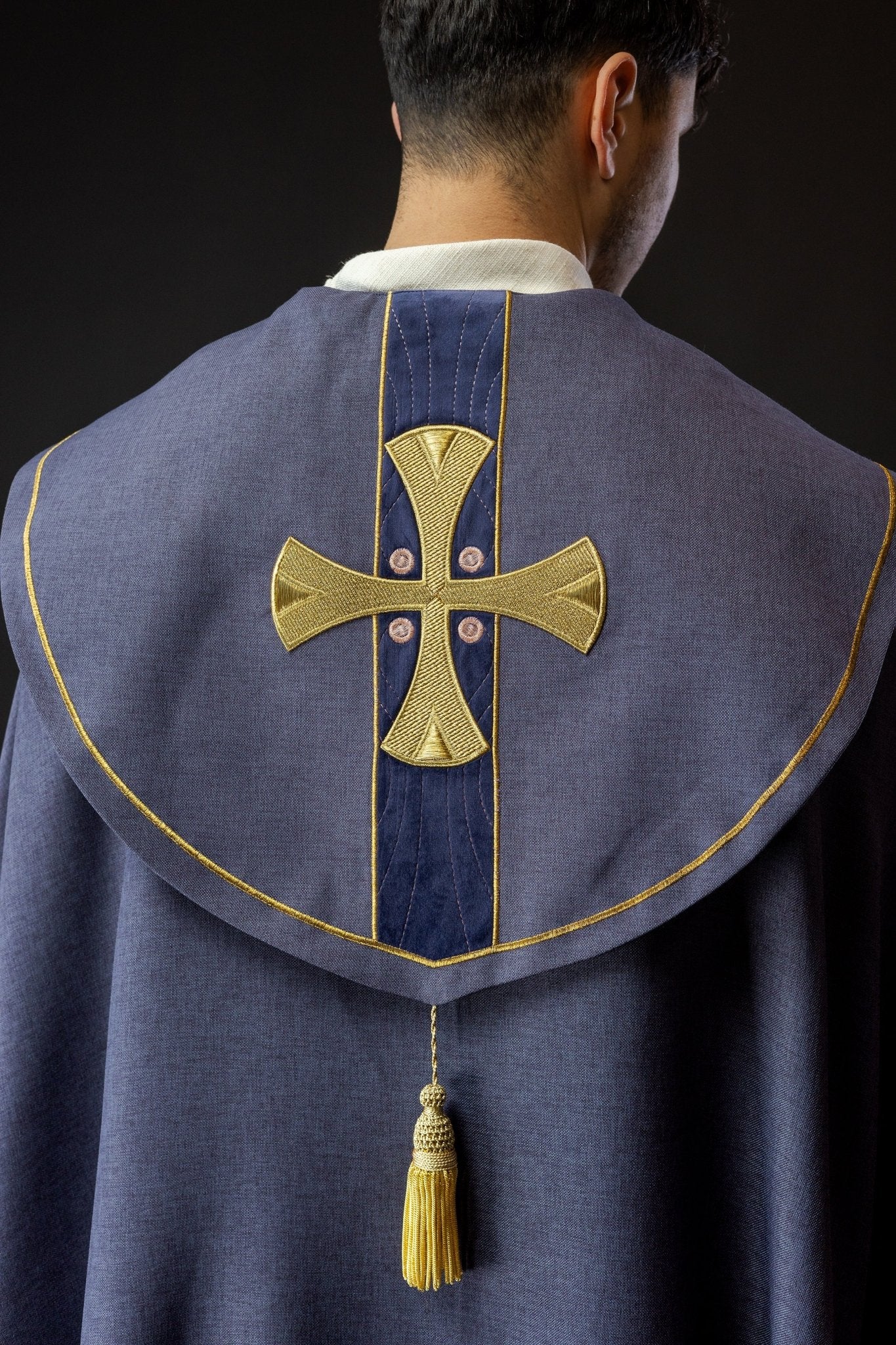 Chape avec croix dorées brodées et velours violet S - 3068 - 03 - 70 145cm - CHASUBLES.FR