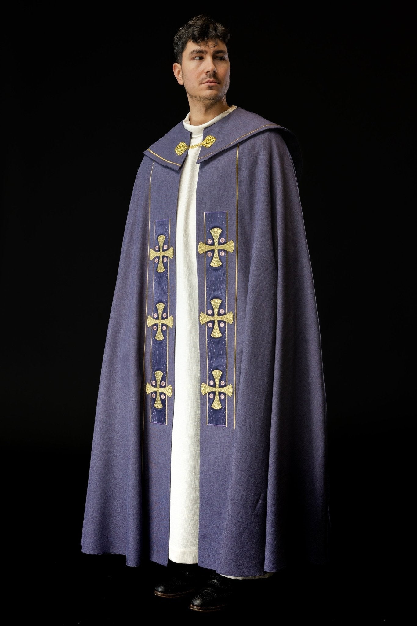 Chape avec croix dorées brodées et velours violet S - 3068 - 03 - 70 145cm - CHASUBLES.FR