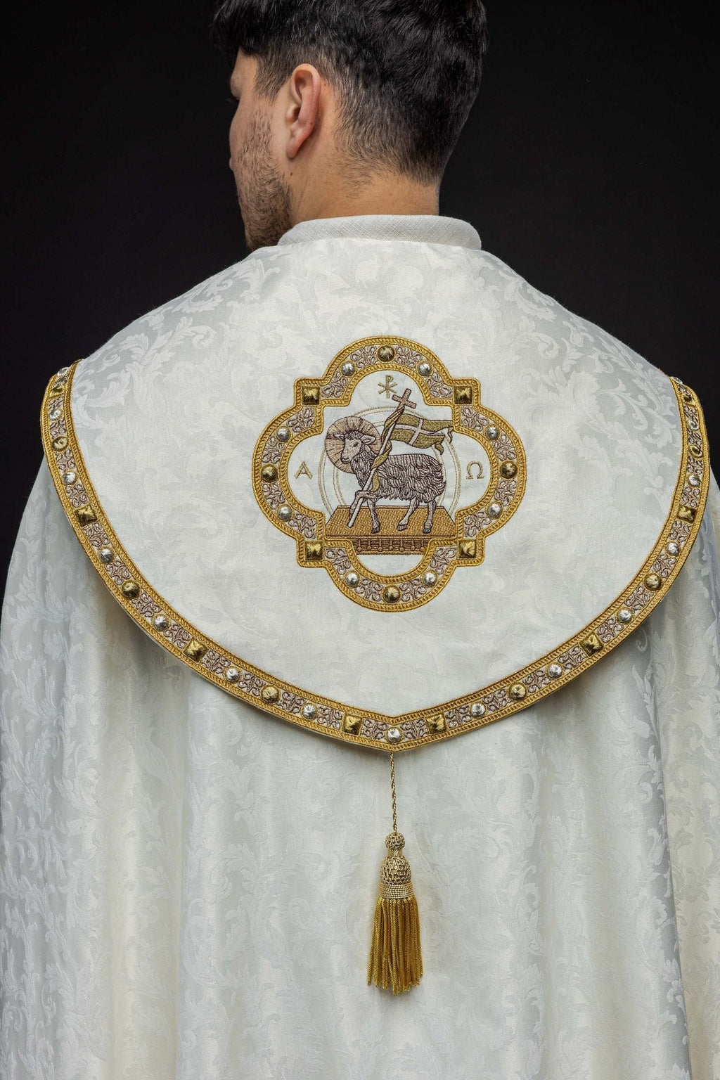Chape avec l'Agneau de Pâques confectionnée dans un tissu décoratif S - 3072 - 05 - 88 150cm - CHASUBLES.FR