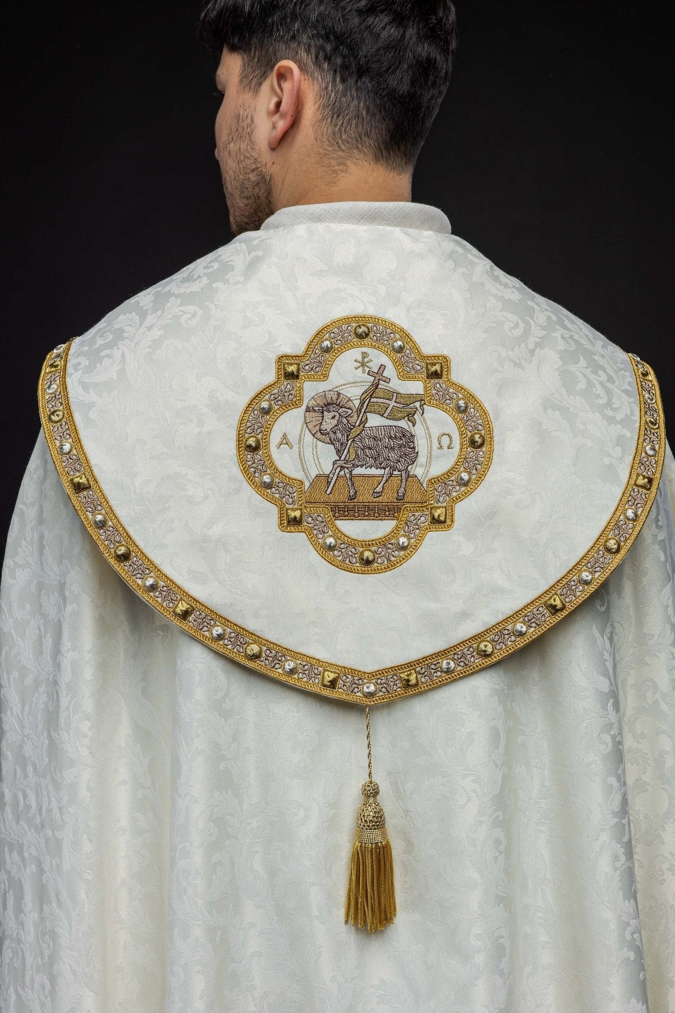 Chape avec l'Agneau de Pâques confectionnée dans un tissu décoratif S - 3072 - 05 - 88 150cm - CHASUBLES.FR