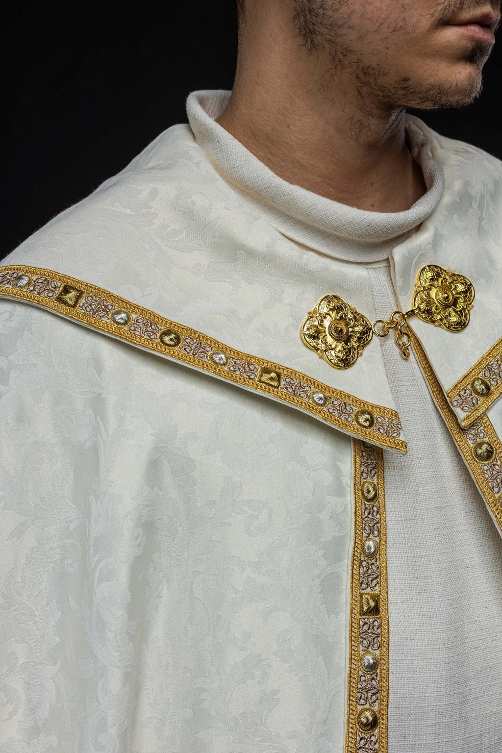 Chape avec l'Agneau de Pâques confectionnée dans un tissu décoratif S - 3072 - 05 - 88 150cm - CHASUBLES.FR