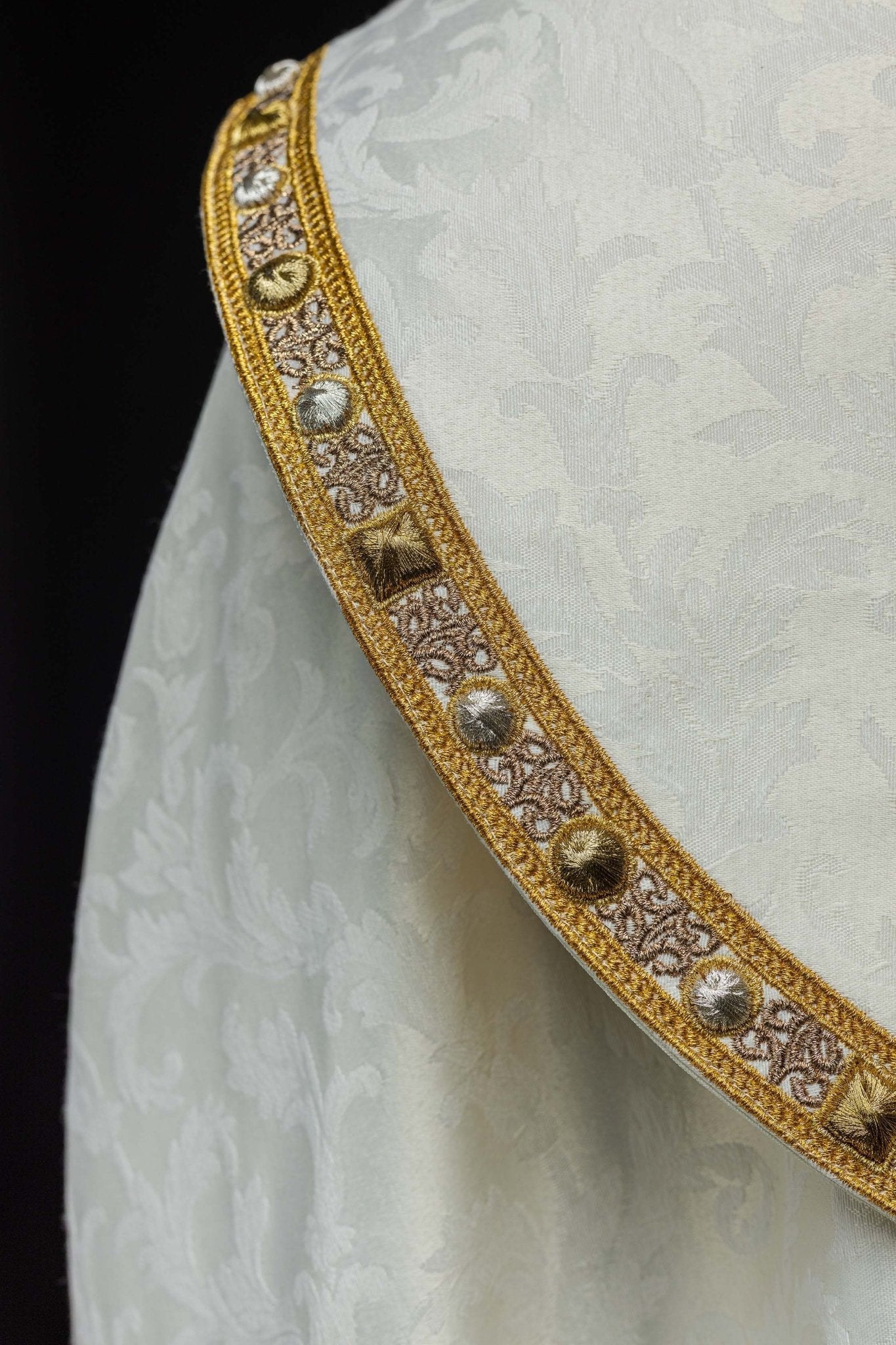 Chape avec l'Agneau de Pâques confectionnée dans un tissu décoratif S - 3072 - 05 - 88 150cm - CHASUBLES.FR