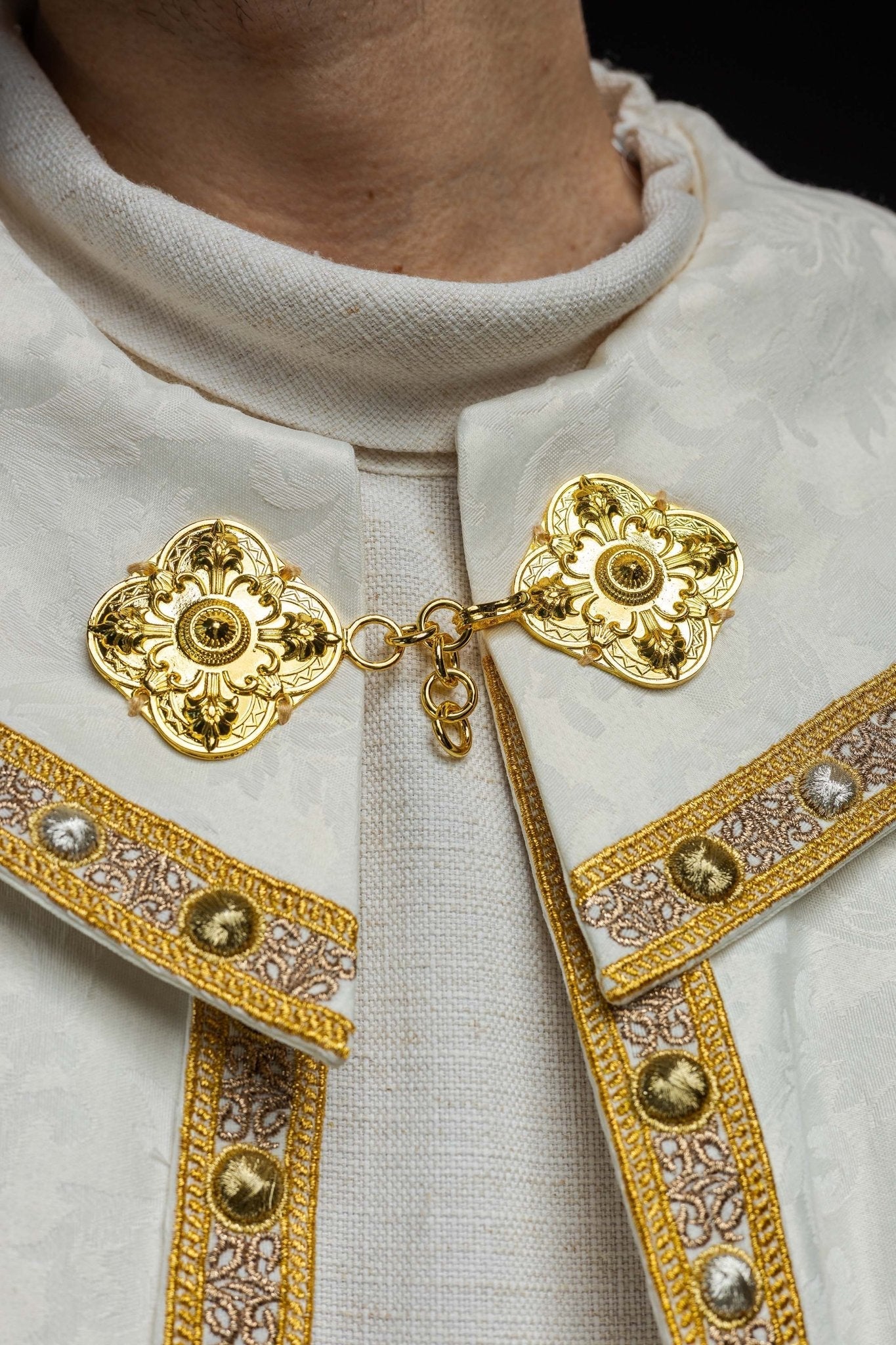 Chape avec l'Agneau de Pâques confectionnée dans un tissu décoratif S - 3072 - 05 - 88 150cm - CHASUBLES.FR