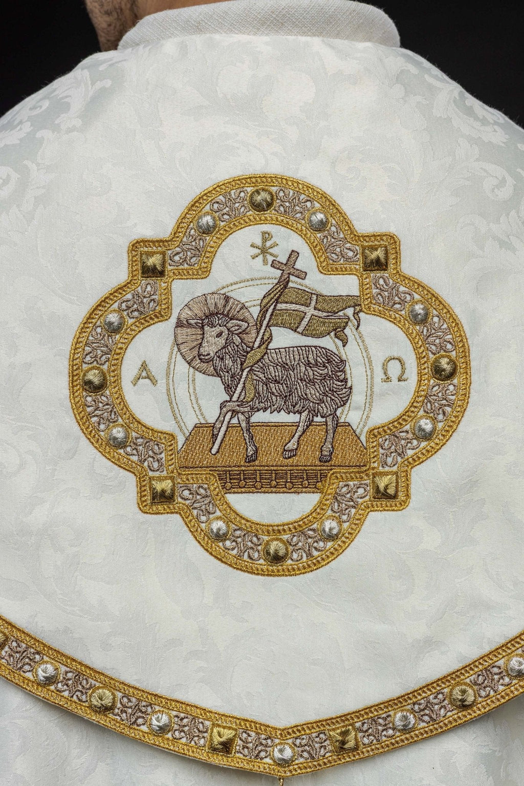 Chape avec l'Agneau de Pâques confectionnée dans un tissu décoratif S - 3072 - 05 - 88 150cm - CHASUBLES.FR