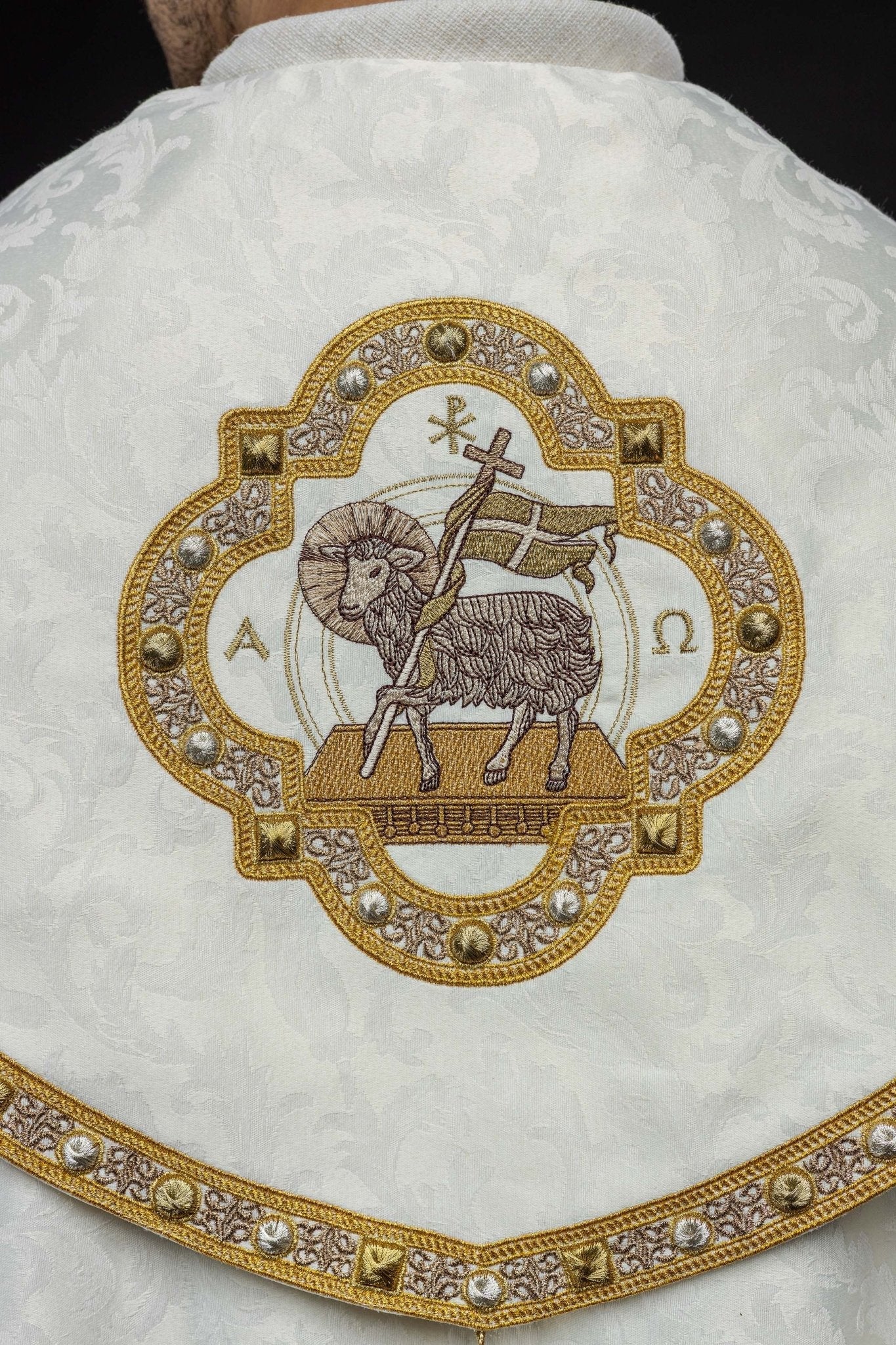 Chape avec l'Agneau de Pâques confectionnée dans un tissu décoratif S - 3072 - 05 - 88 150cm - CHASUBLES.FR
