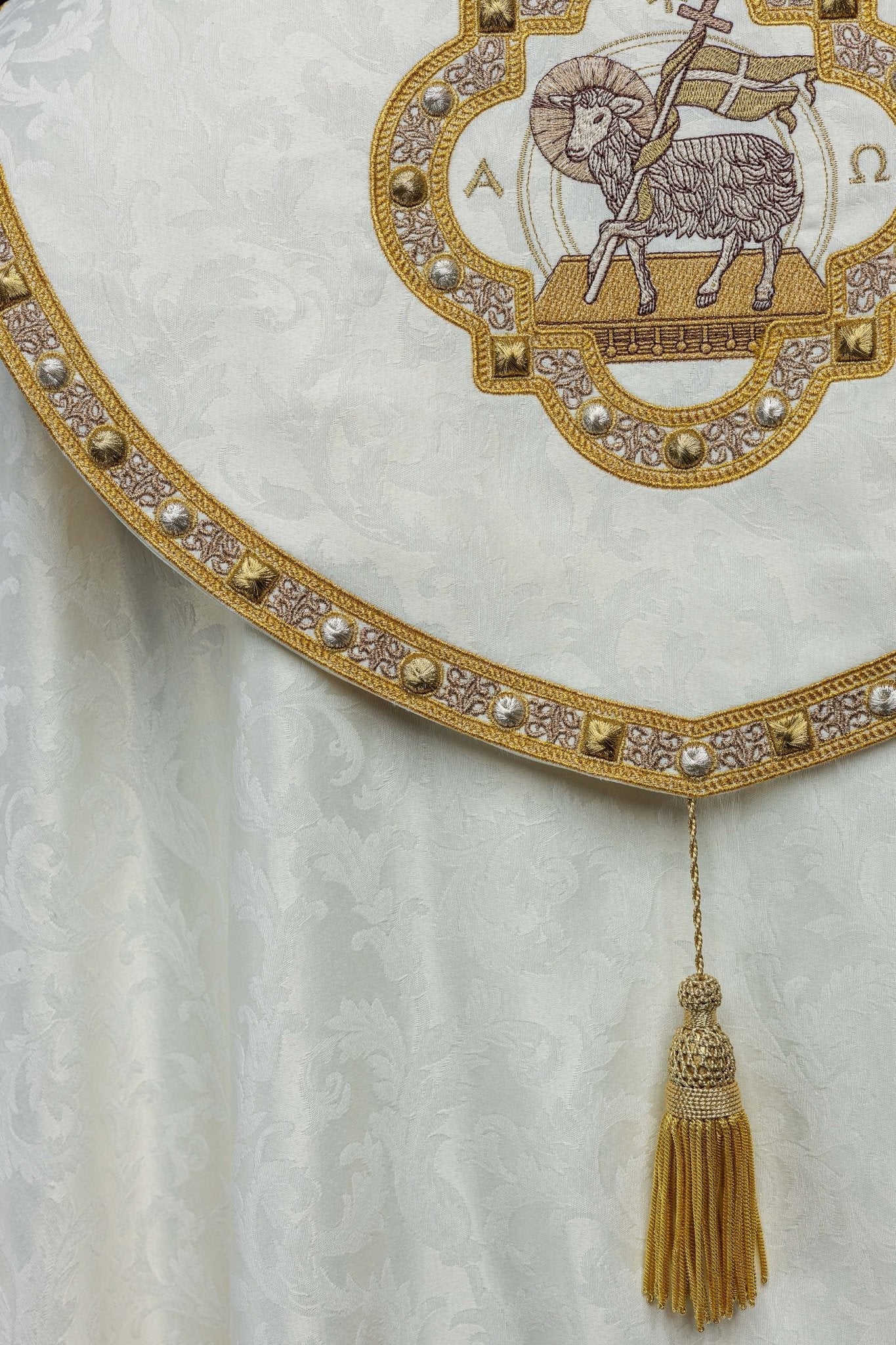 Chape avec l'Agneau de Pâques confectionnée dans un tissu décoratif S - 3072 - 05 - 88 150cm - CHASUBLES.FR