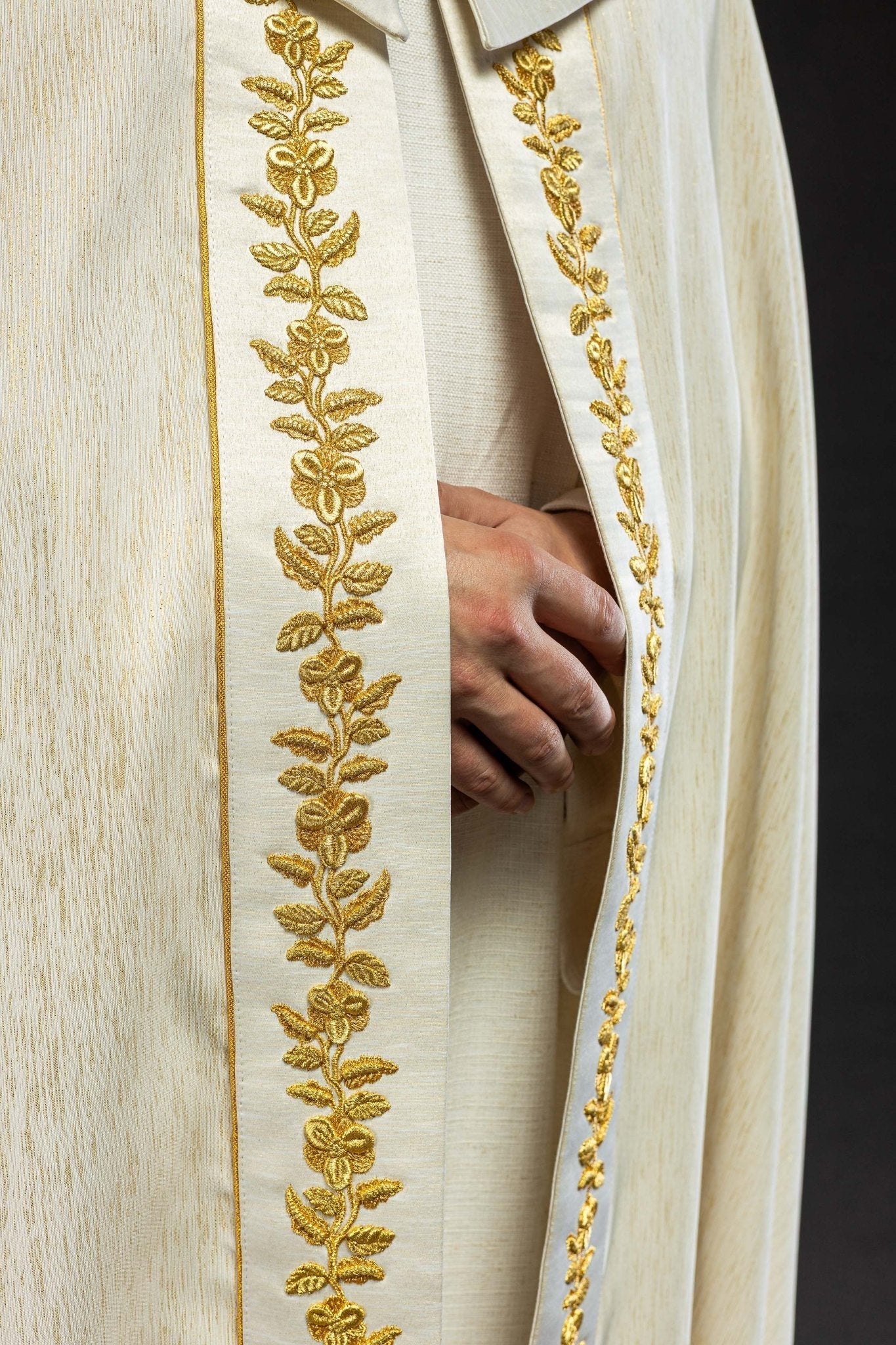 Chape brodée mariale écru KKP/158/05/86 145cm - CHASUBLES.FR