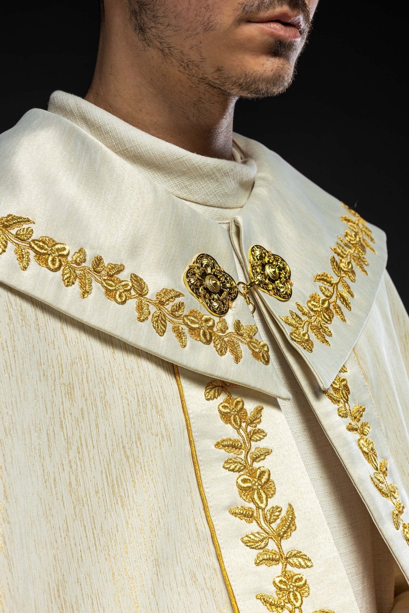 Chape brodée mariale écru KKP/158/05/86 145cm - CHASUBLES.FR