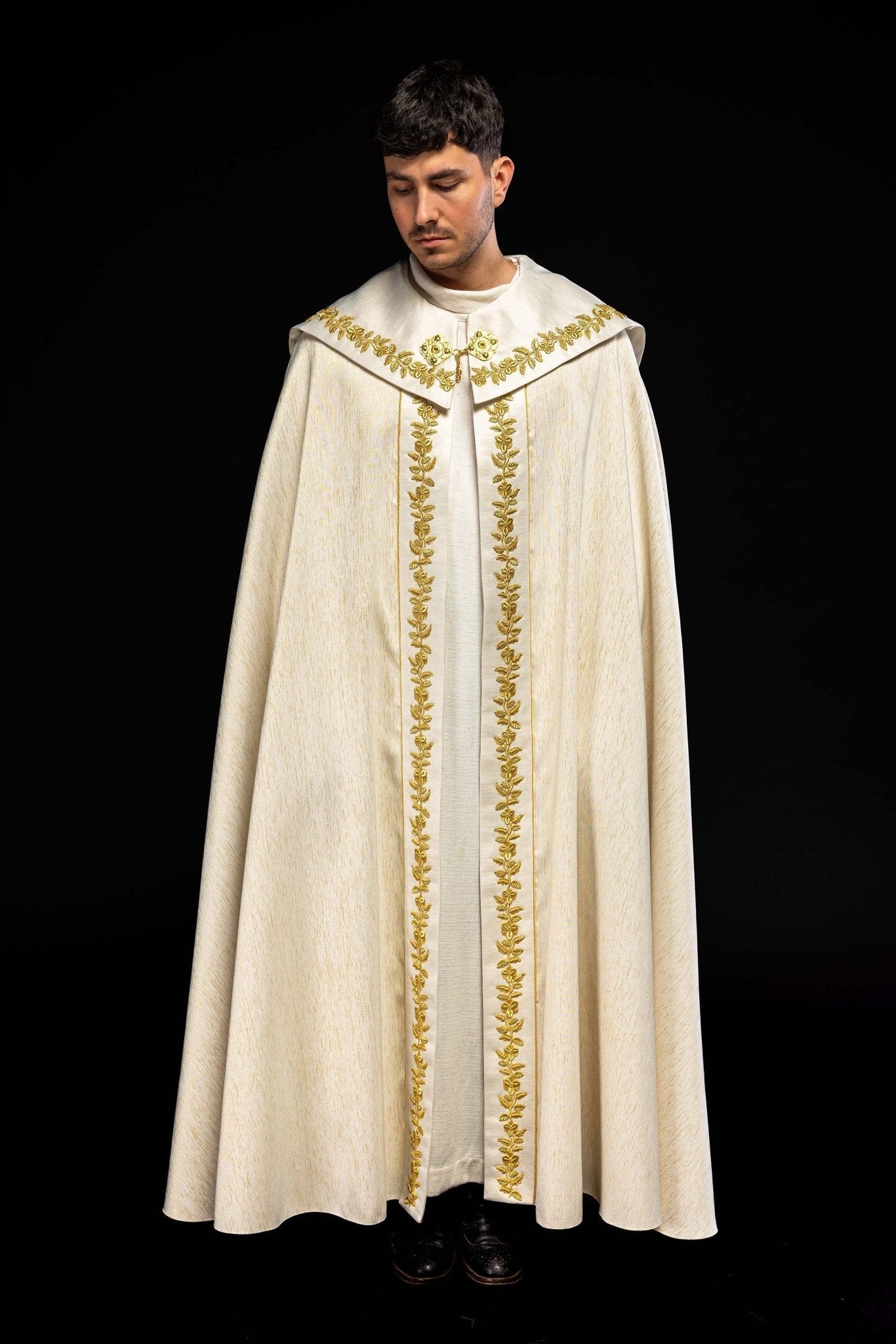 Chape brodée mariale écru KKP/158/05/86 145cm - CHASUBLES.FR