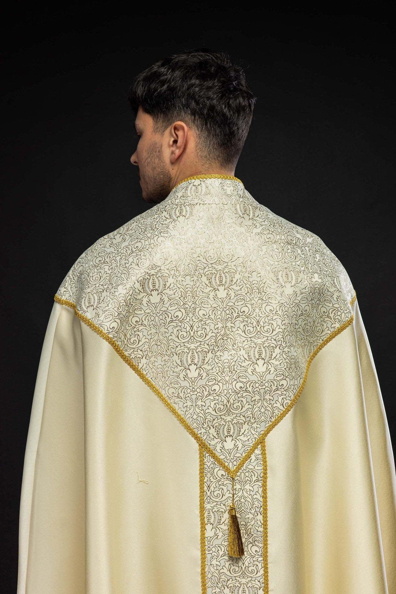 Chape brodée ornée de tissu jacquard écru KKP/160/05/20 145cm - CHASUBLES.FR