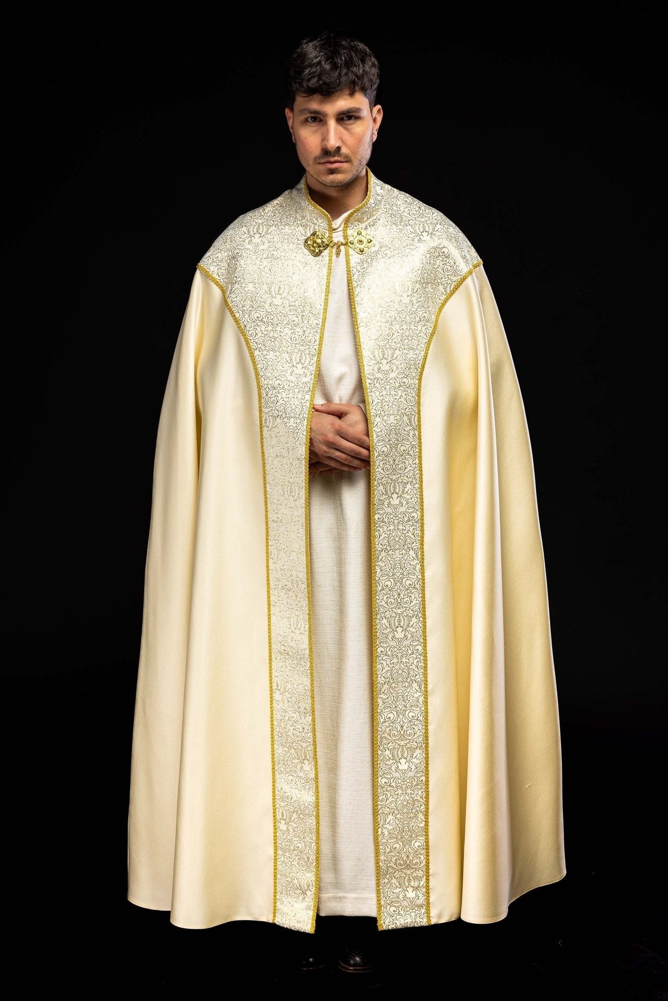 Chape brodée ornée de tissu jacquard écru KKP/160/05/20 145cm - CHASUBLES.FR