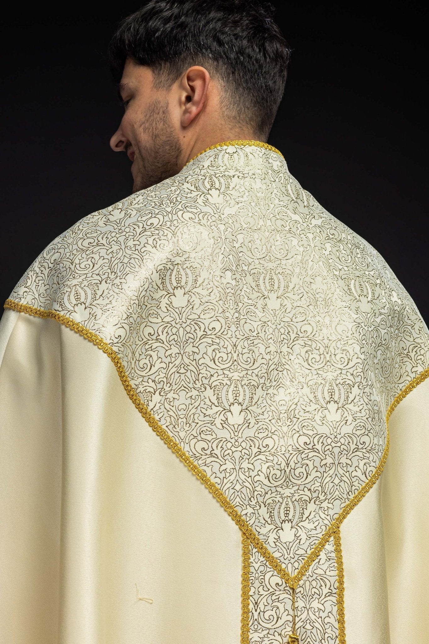 Chape brodée ornée de tissu jacquard écru KKP/160/05/20 145cm - CHASUBLES.FR
