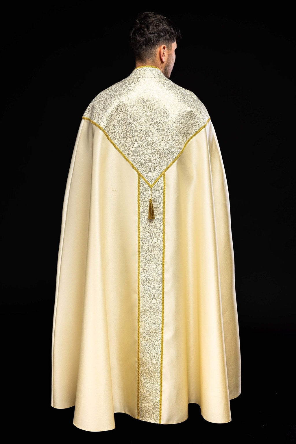 Chape brodée ornée de tissu jacquard écru KKP/160/05/20 145cm - CHASUBLES.FR