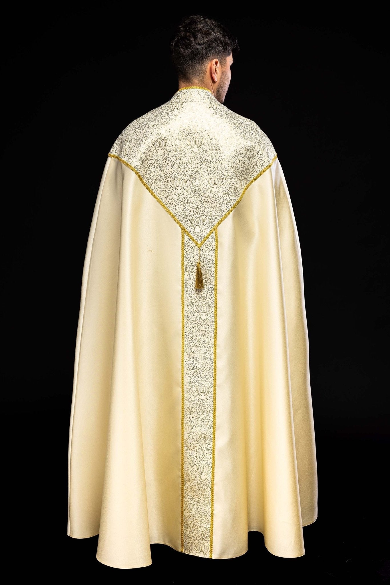 Chape brodée ornée de tissu jacquard écru KKP/160/05/20 145cm - CHASUBLES.FR