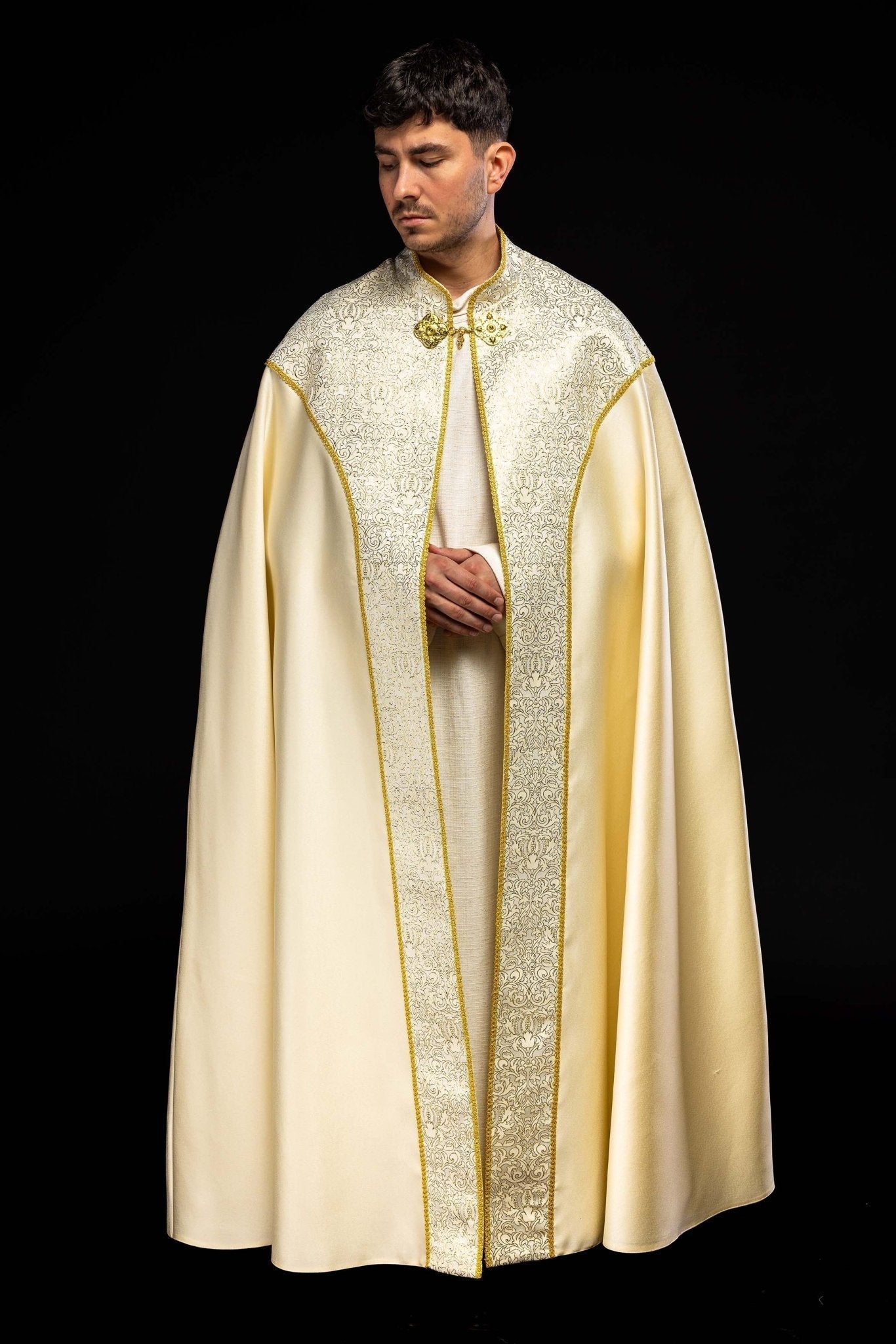 Chape brodée ornée de tissu jacquard écru KKP/160/05/20 145cm - CHASUBLES.FR