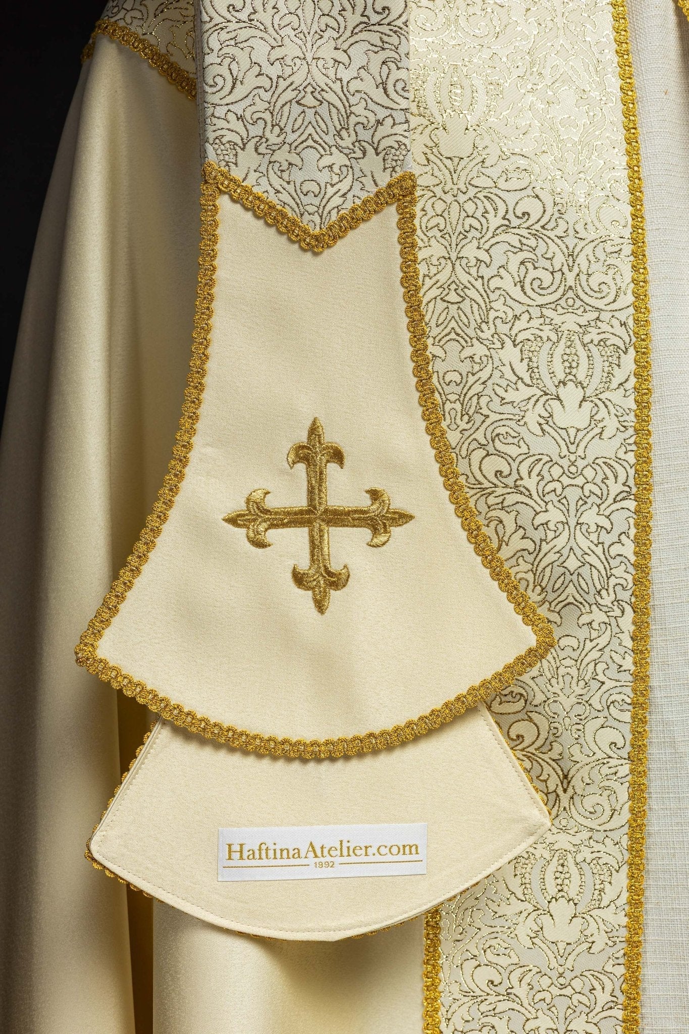 Chape brodée ornée de tissu jacquard écru KKP/160/05/20 145cm - CHASUBLES.FR