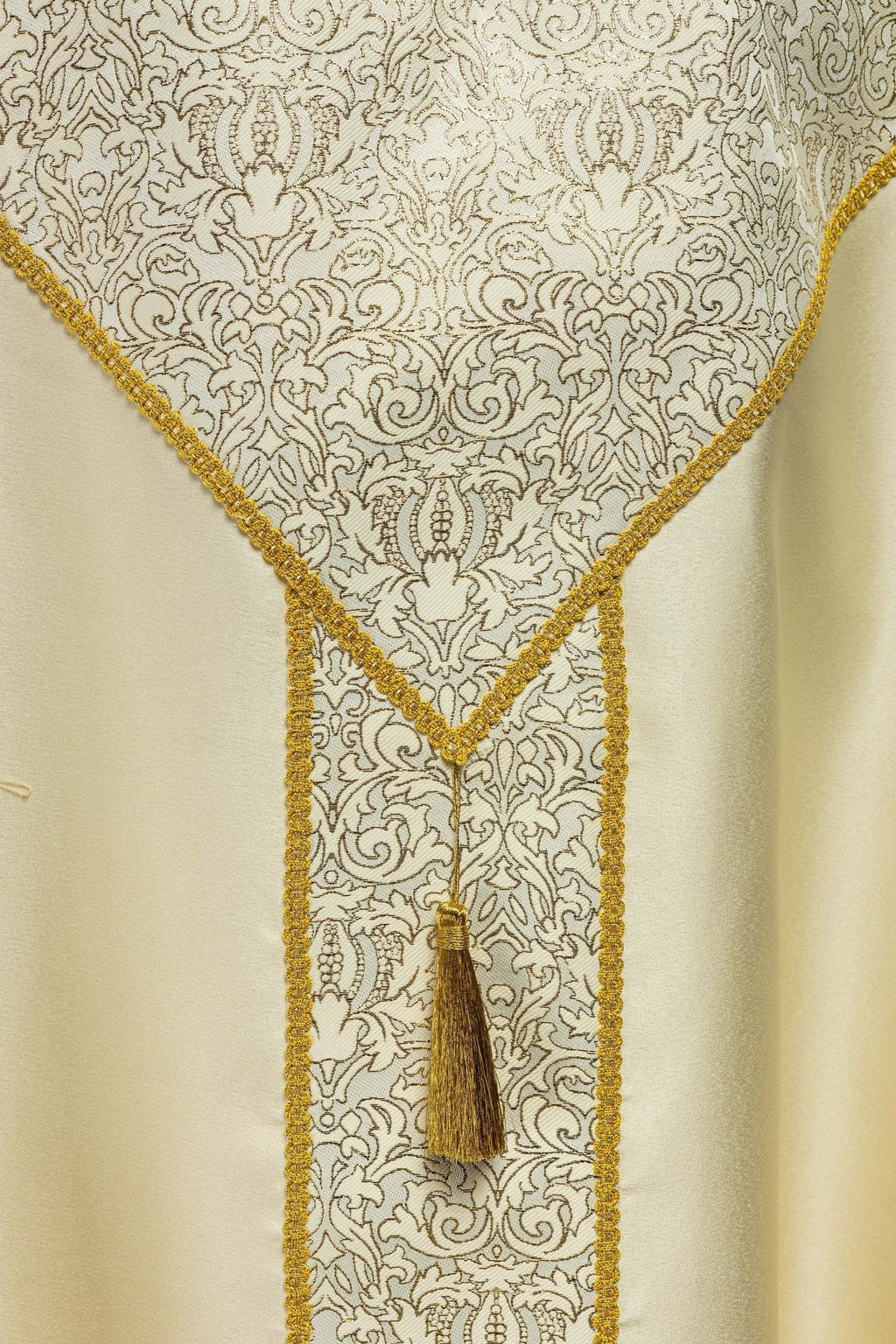 Chape brodée ornée de tissu jacquard écru KKP/160/05/20 145cm - CHASUBLES.FR