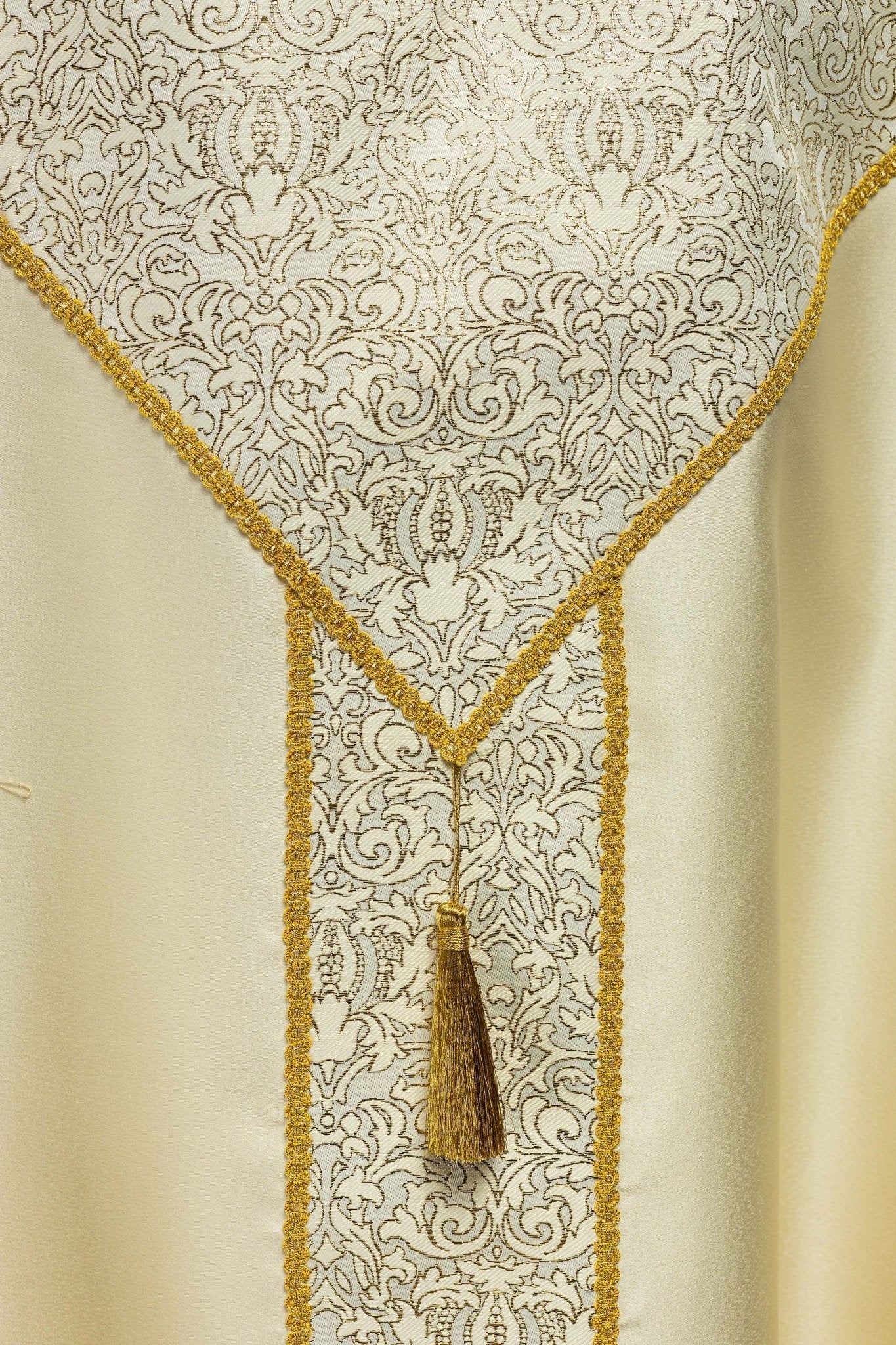 Chape brodée ornée de tissu jacquard écru KKP/160/05/20 145cm - CHASUBLES.FR