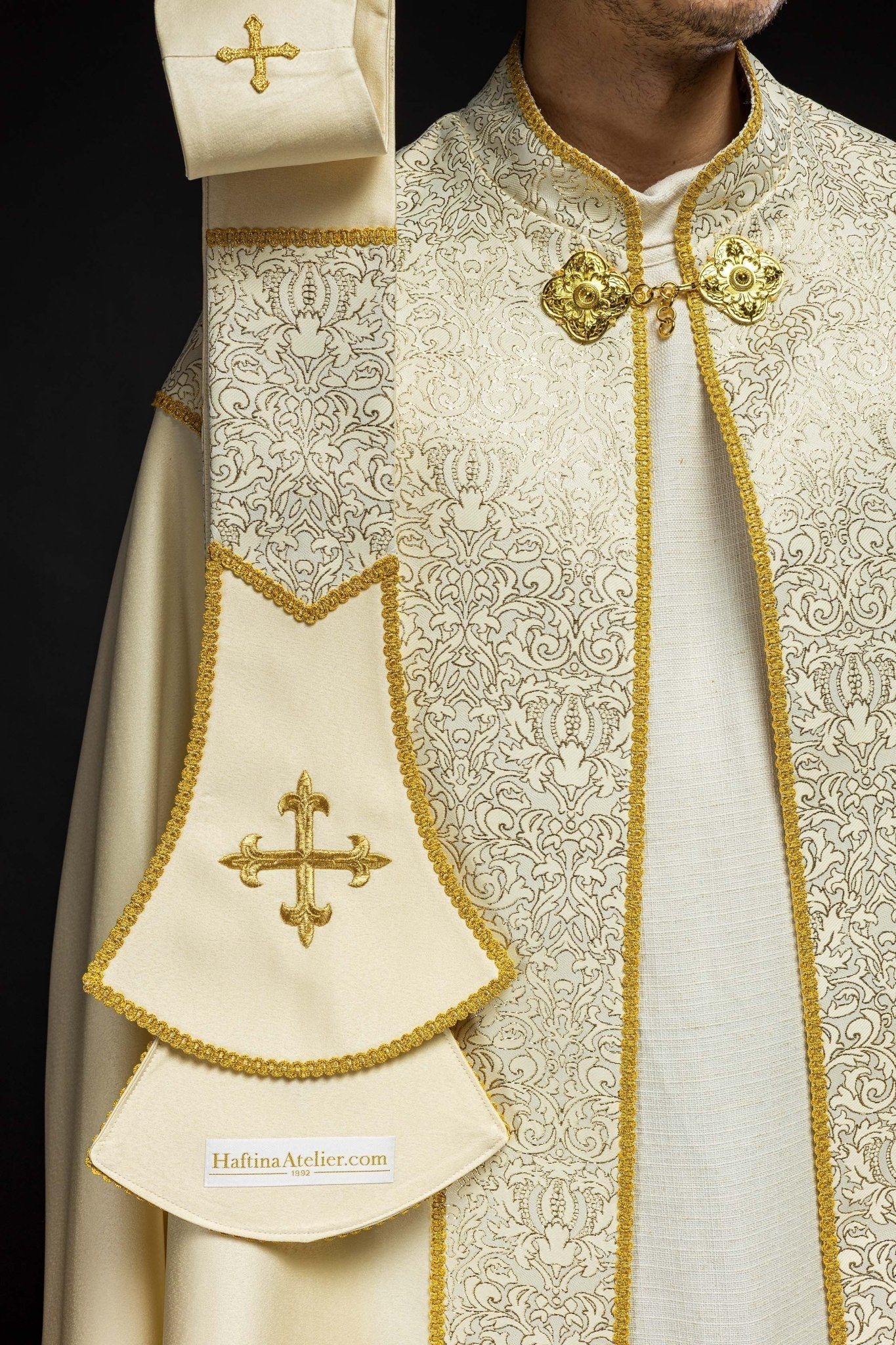 Chape brodée ornée de tissu jacquard écru KKP/160/05/20 145cm - CHASUBLES.FR
