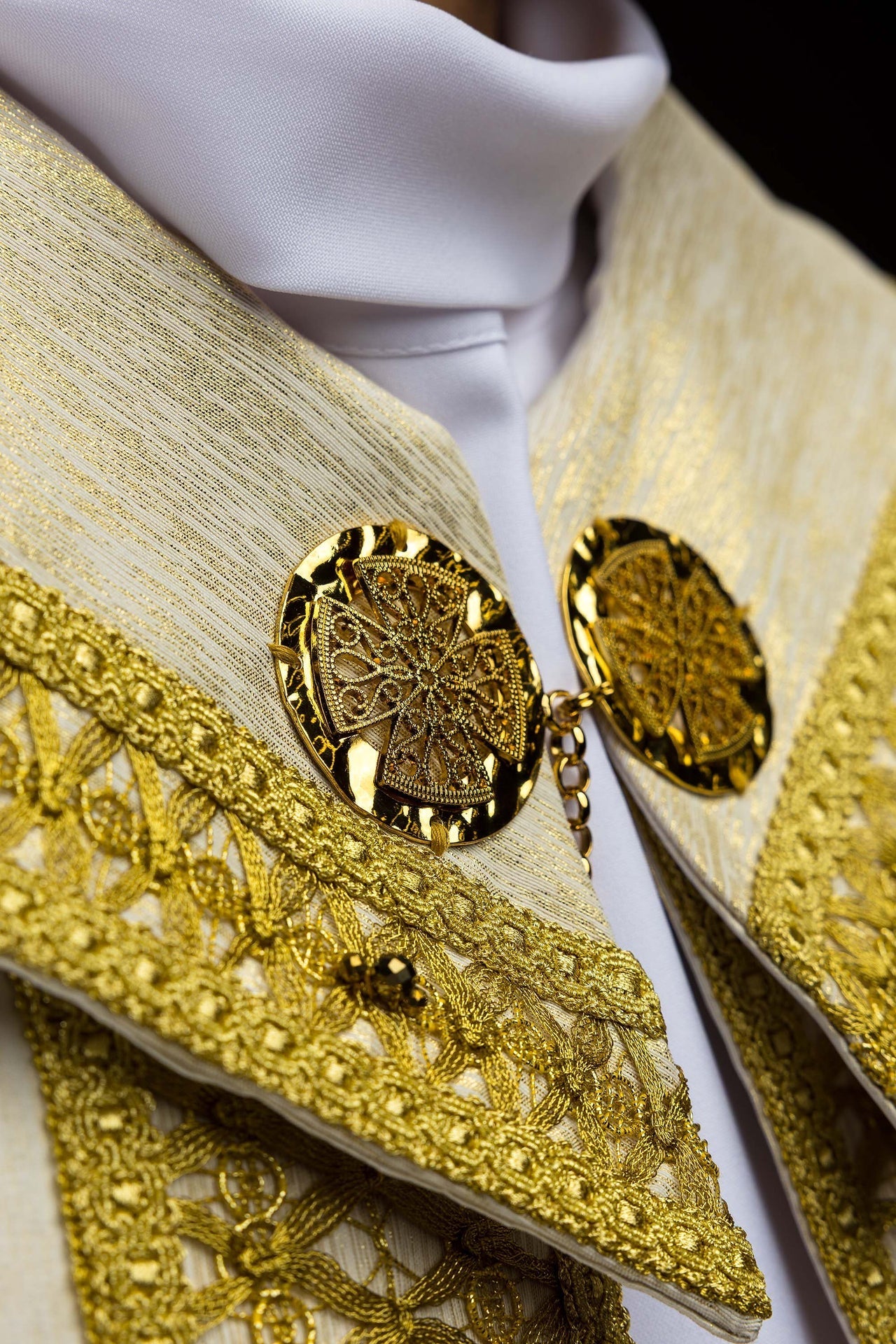 Chape faite à la main avec pierres naturelles Handmade 3018 HM/3018/05/86 ECRU 145cm - CHASUBLES.FR