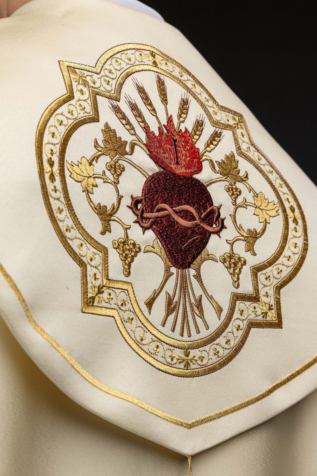 Chape liturgique avec broderie du Sacré - Cœur de Jésus KKP/025/05/20 145cm - CHASUBLES.FR