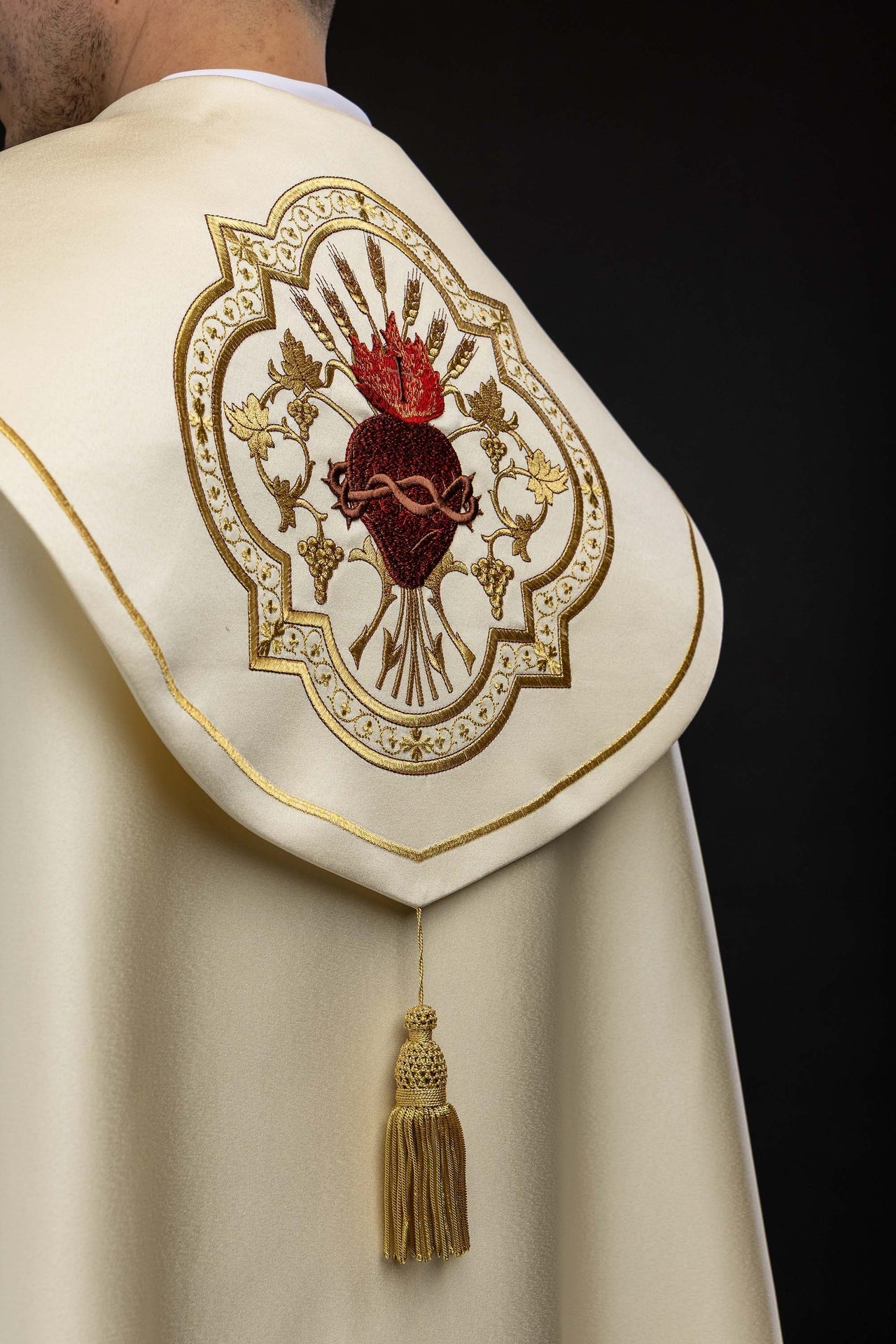 Chape liturgique avec broderie du Sacré - Cœur de Jésus KKP/025/05/20 145cm - CHASUBLES.FR