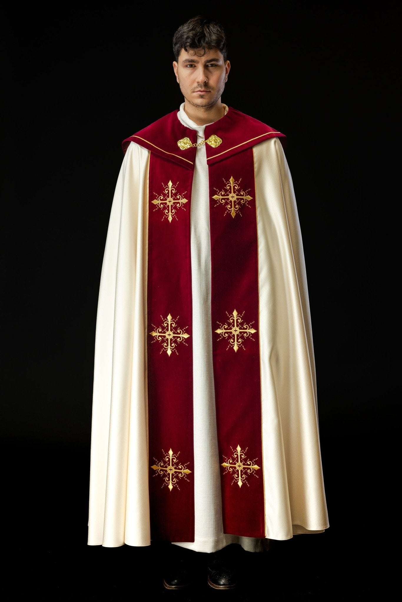 Chape liturgique brodée avec bande bordeaux KKP/024/05/20/PA ECRU POMPON 145 cm - CHASUBLES.FR