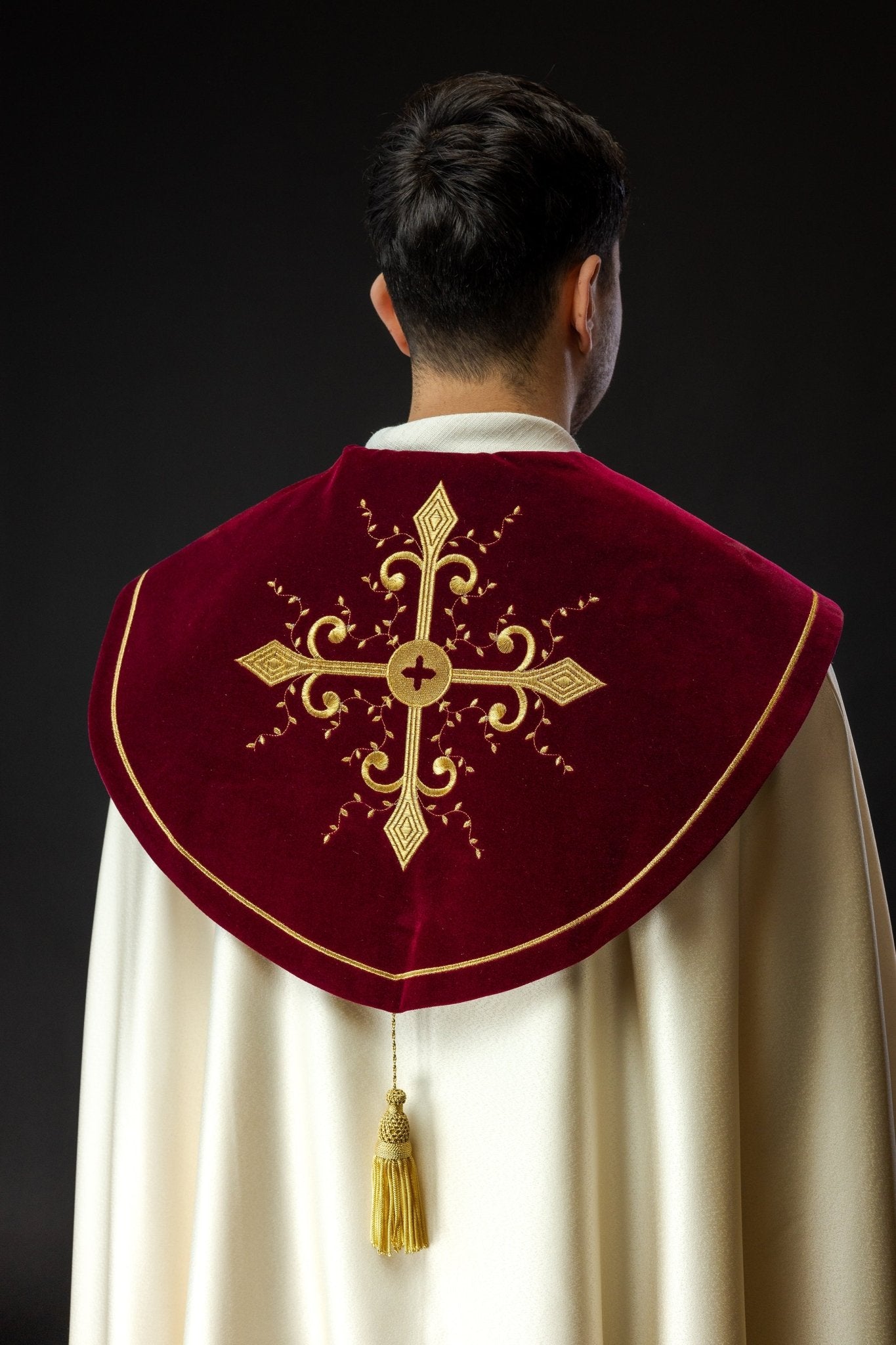 Chape liturgique brodée avec bande bordeaux KKP/024/05/20/PA ECRU POMPON 145 cm - CHASUBLES.FR