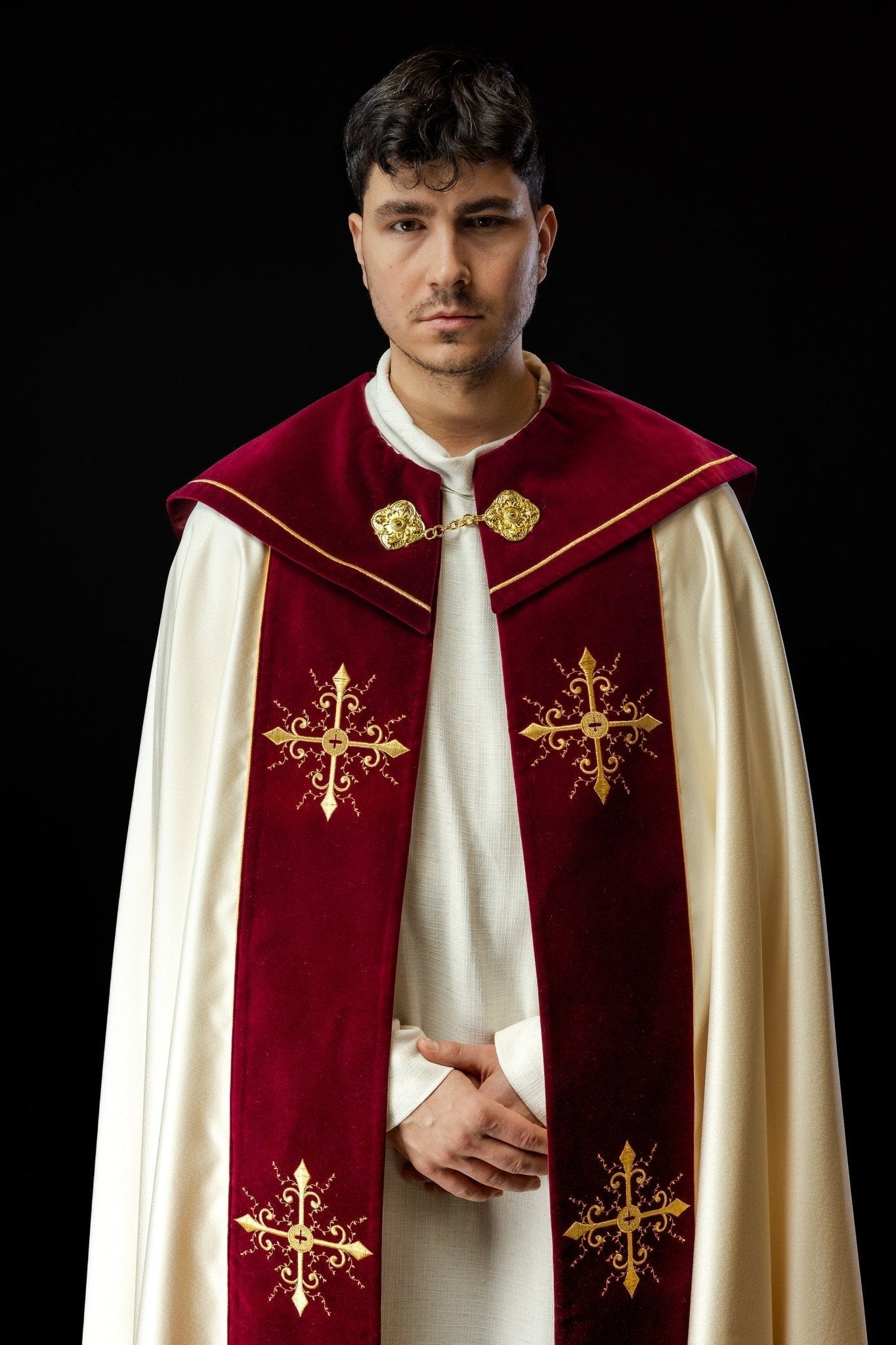 Chape liturgique brodée avec bande bordeaux KKP/024/05/20/PA ECRU POMPON 145 cm - CHASUBLES.FR